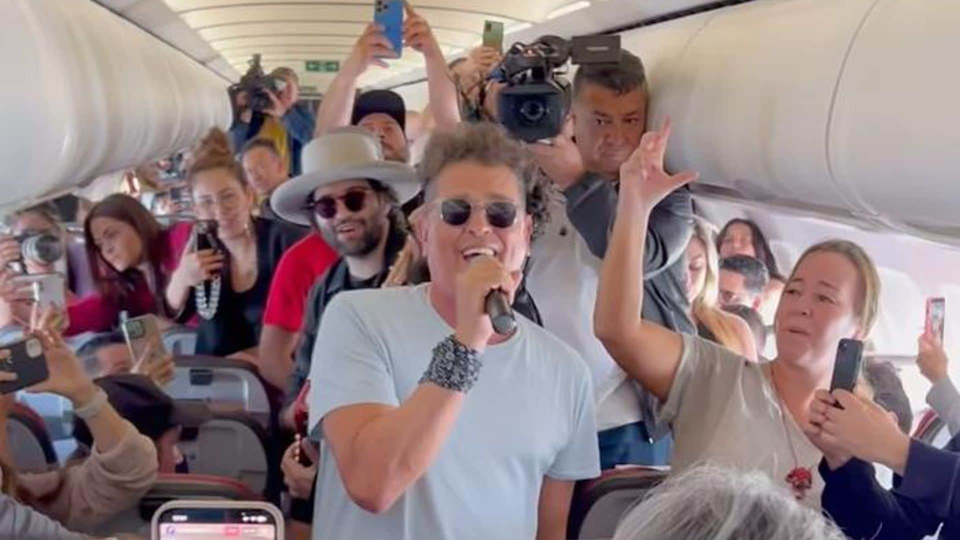 Carlos Vives pone a cantar y bailar a todos los pasajeros de un avión