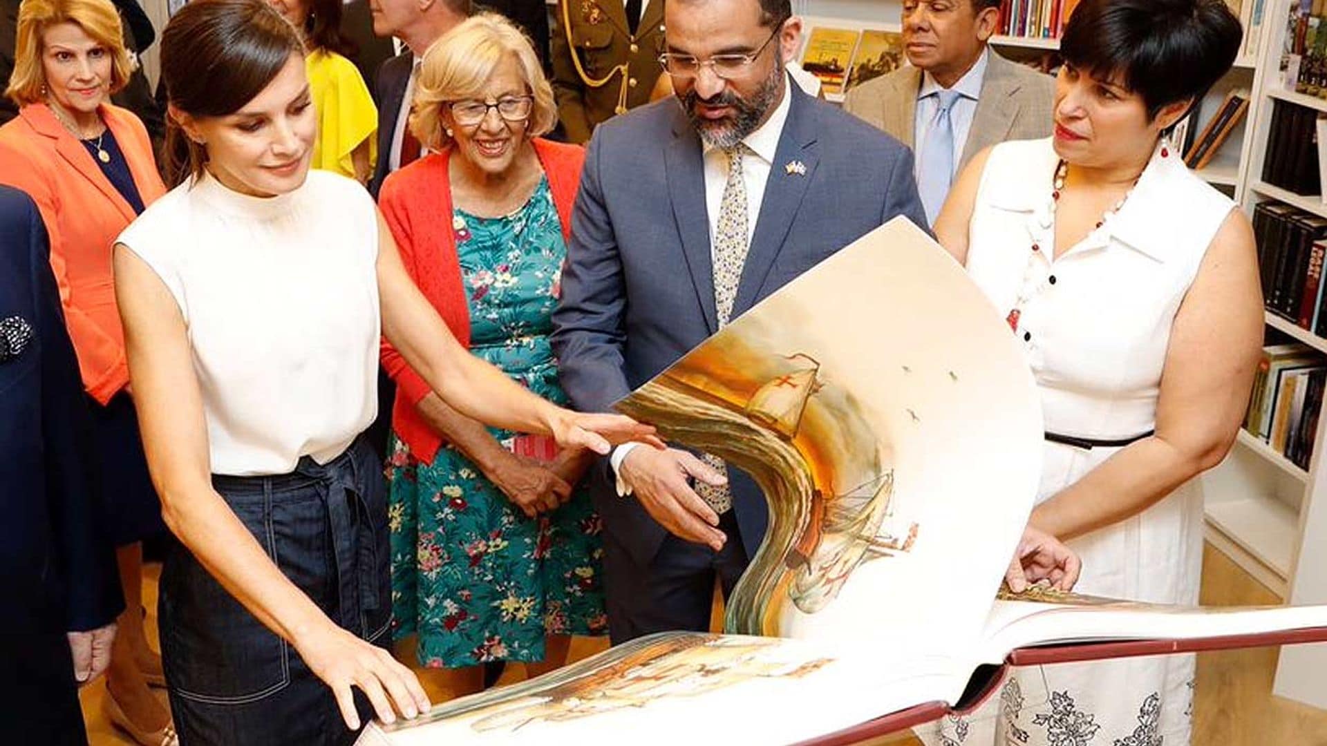 Una colección para sus hijas y obras escritas por mujeres, las compras de la Reina en la Feria del Libro