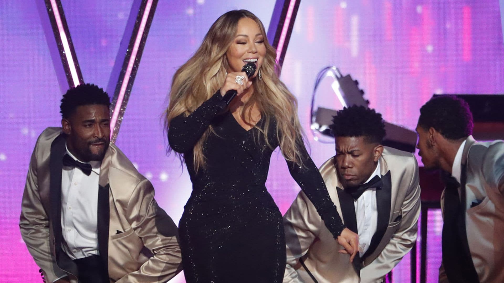 Mariah Carey abre una botella...con su voz