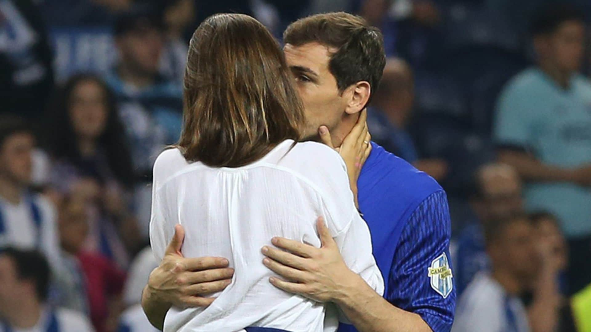 Iker Casillas y Sara Carbonero sellan con un apasionado beso el nuevo triunfo del portero