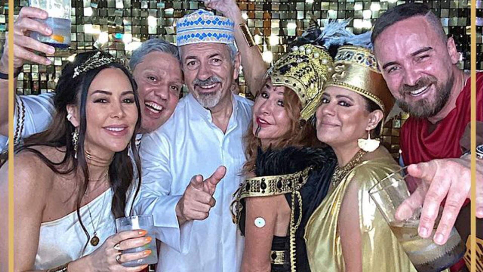La divertidísima 'pool party' de disfraces de Carlos Sobera junto a su mujer y otros rostros conocidos
