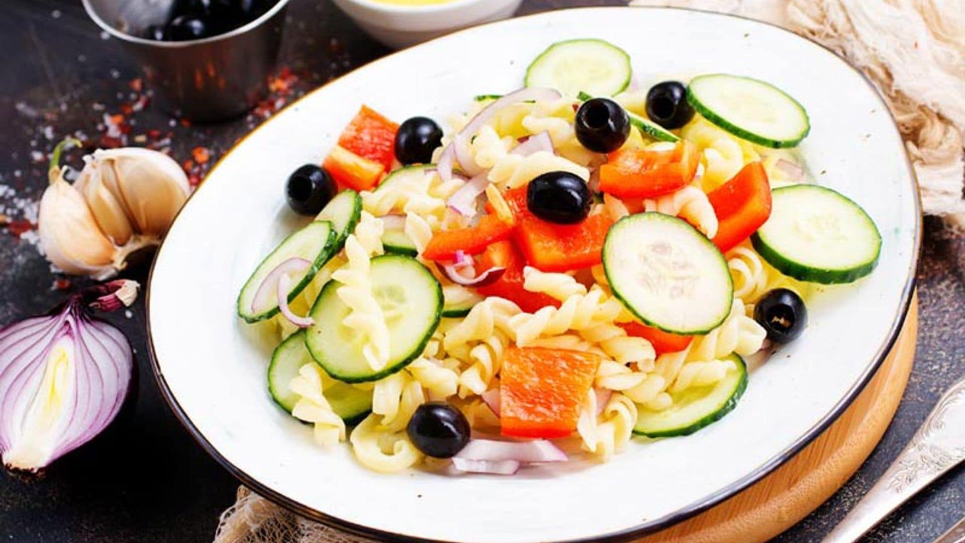 Ensalada de pasta con pimiento y aceitunas negras