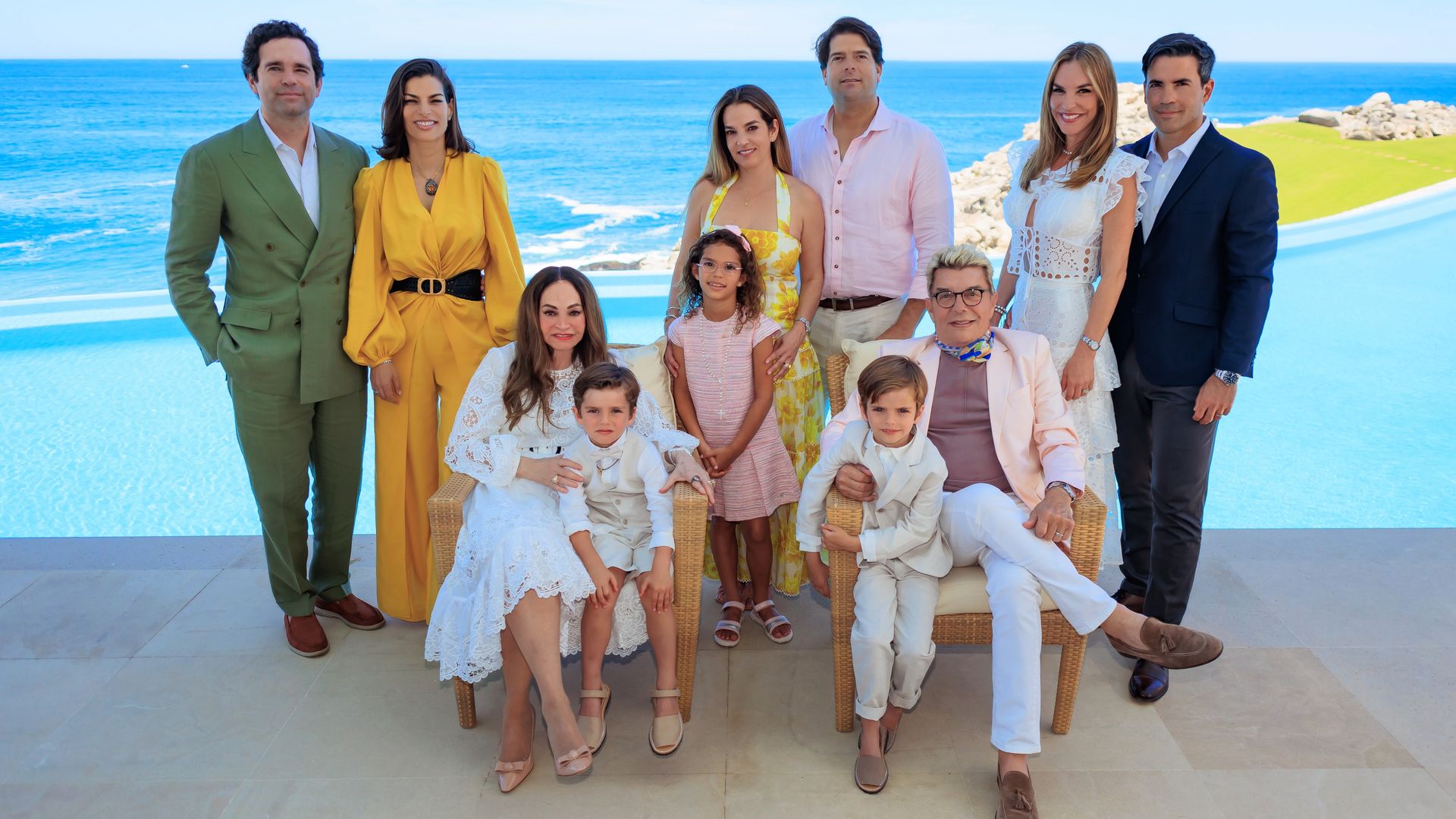 Toda la familia Coppel: en las sillas, los orgullosos abuelos, Ernesto Coppel Kelly y Letty Coppel; a la derecha en esa imagen, las hermanas de Bárbara: Hayley junto a su marido, José Luis Mogollón, y Letty con su esposo, Pedro Literas.