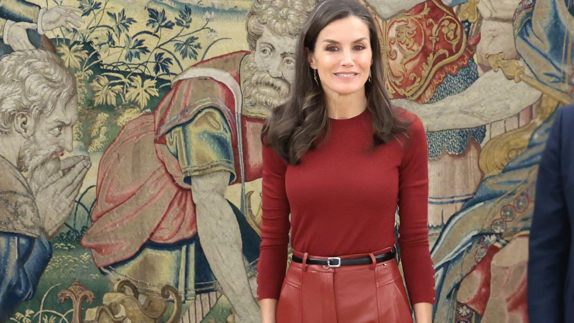 Doña Letizia replica su cañero look con 'carrot pants' de cuero rojo