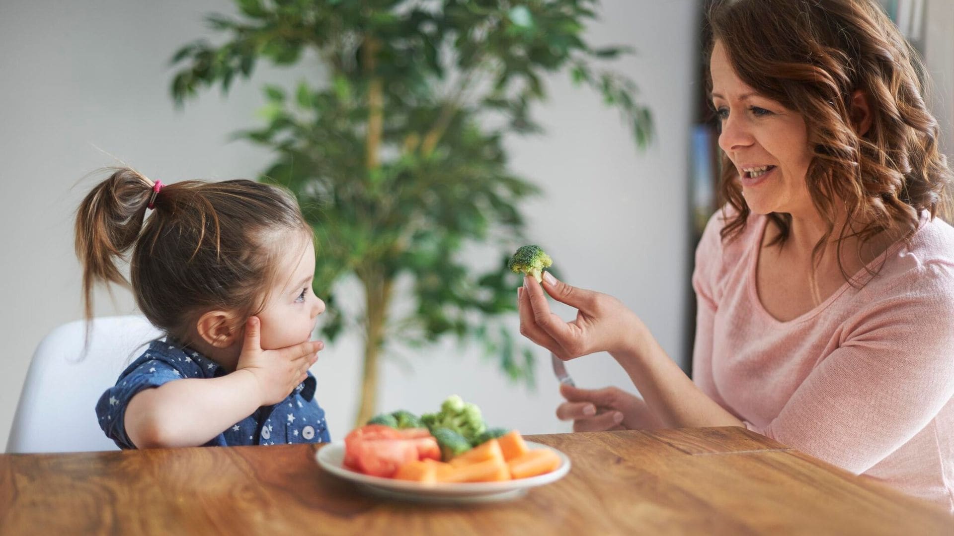 madre da verduras a su hija