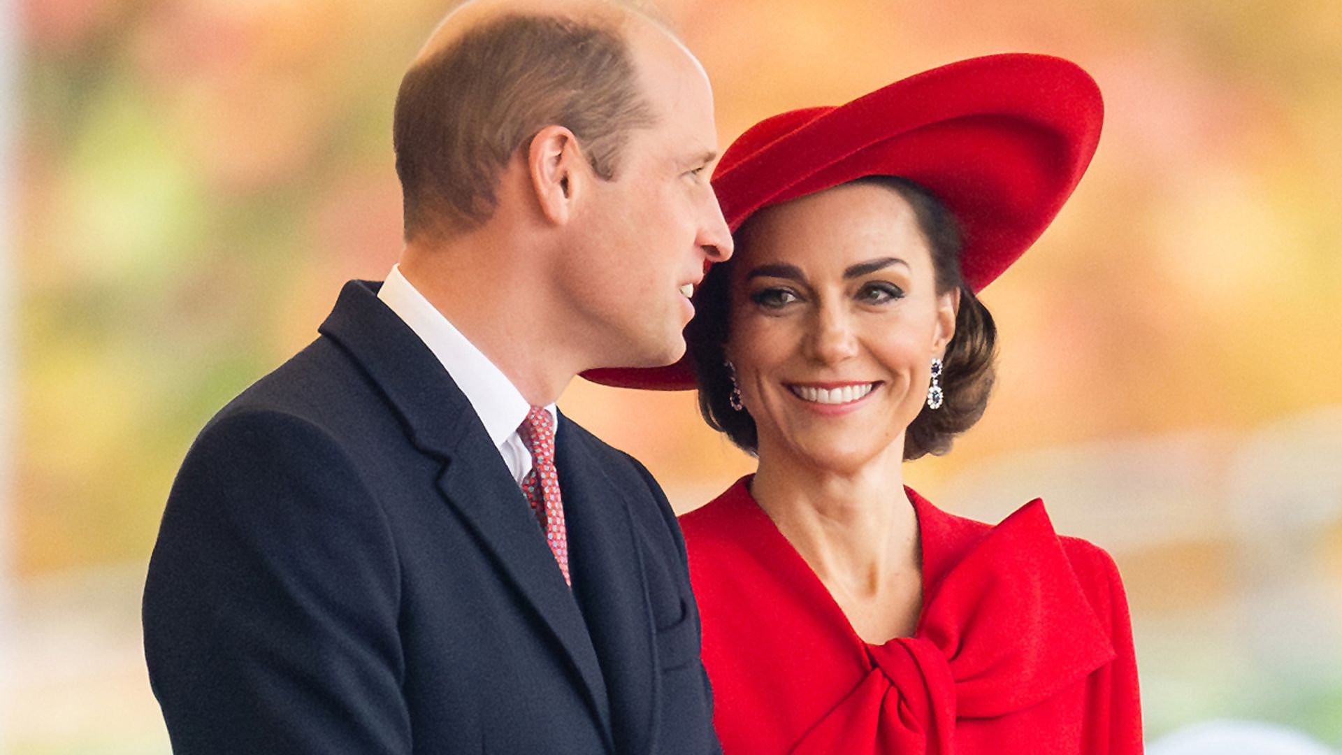 La princesa de Gales, fabulosa con un elegante look en rojo y pendientes de zafiros de Diana