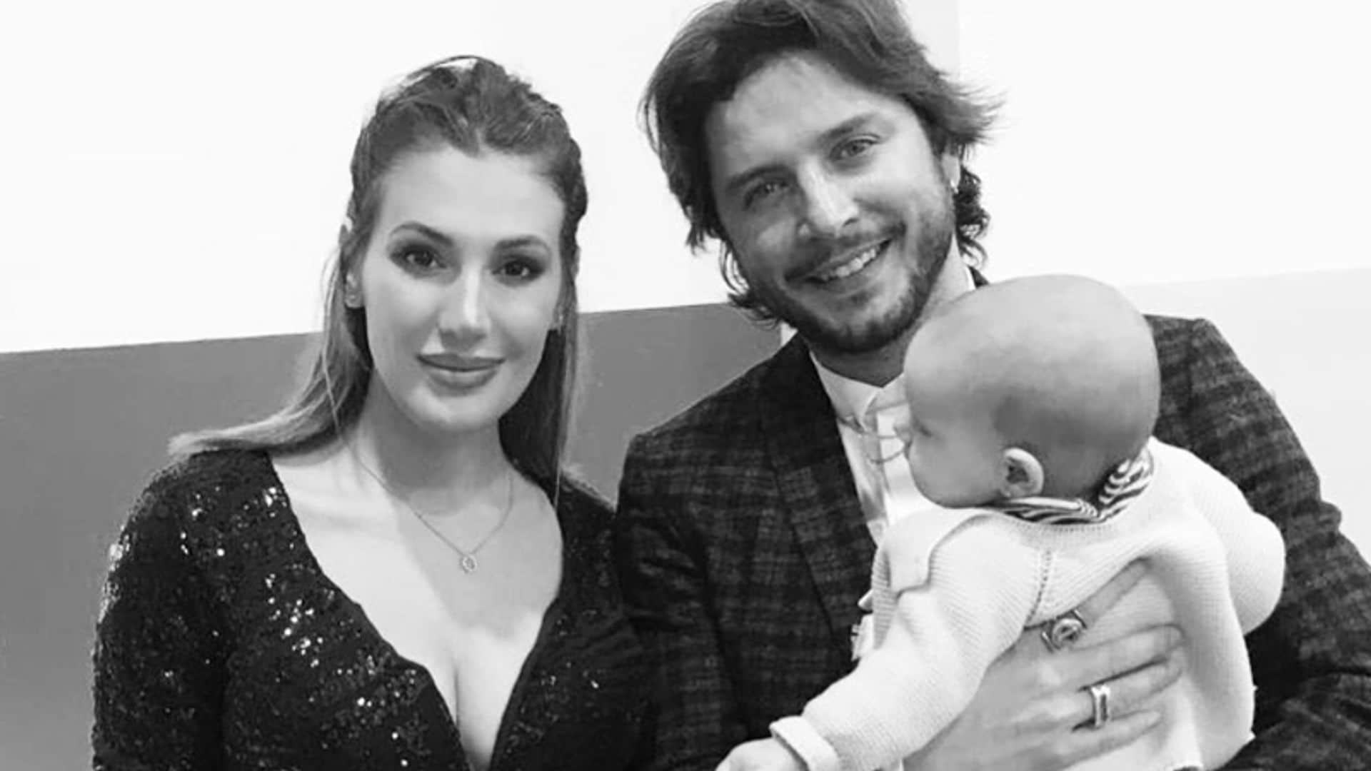 ¡Por fin! La primera foto de familia de  Manuel Carrasco y Almudena Navalón