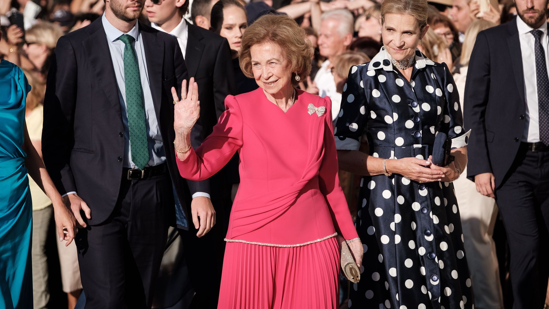 El traje fucsia 'made in Spain' con el que la reina Sofía ha cautivado en la boda de su sobrina Teodora