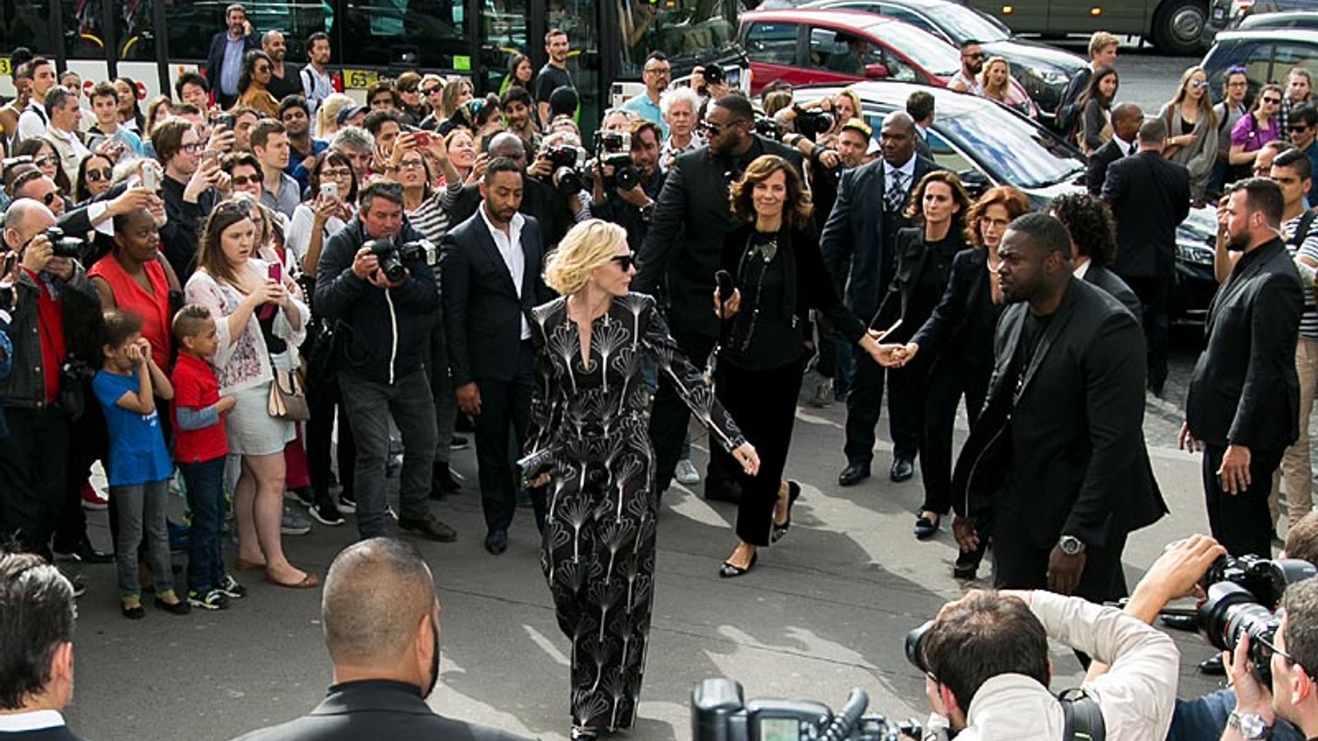 Y Cate Blanchett llegó a París: ¡Aplausos a la versión más clásica de Giorgio Armani Privé!