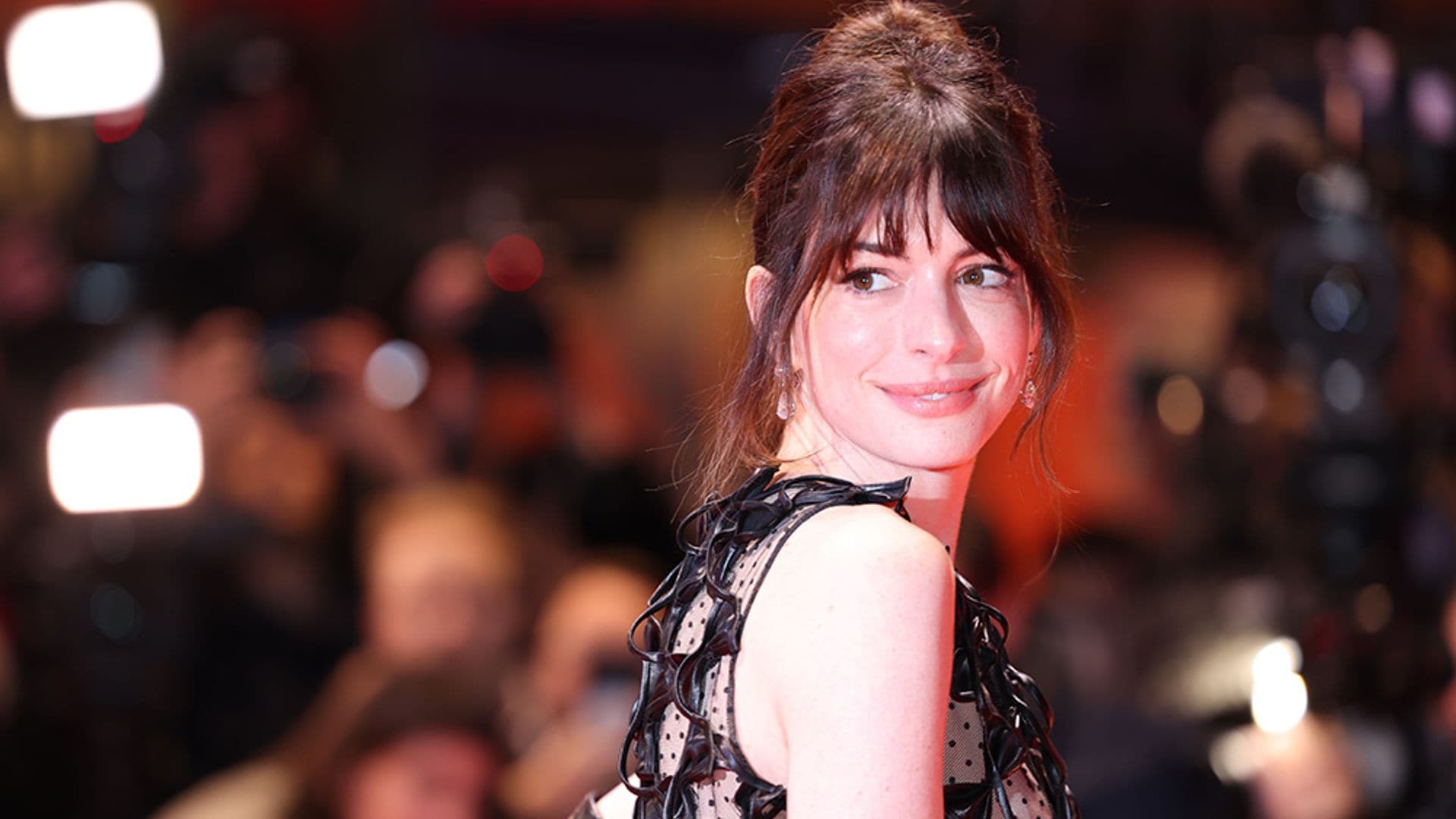 Anne Hathaway, premio a la más atrevida de la Berlinale gracias a dos looks de supertendencia
