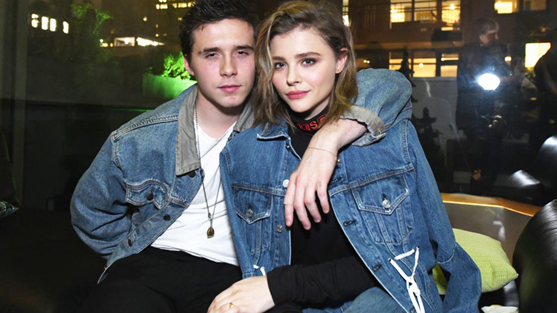 Brooklyn Beckham y Chloë Moretz, lección de estilo a la británica