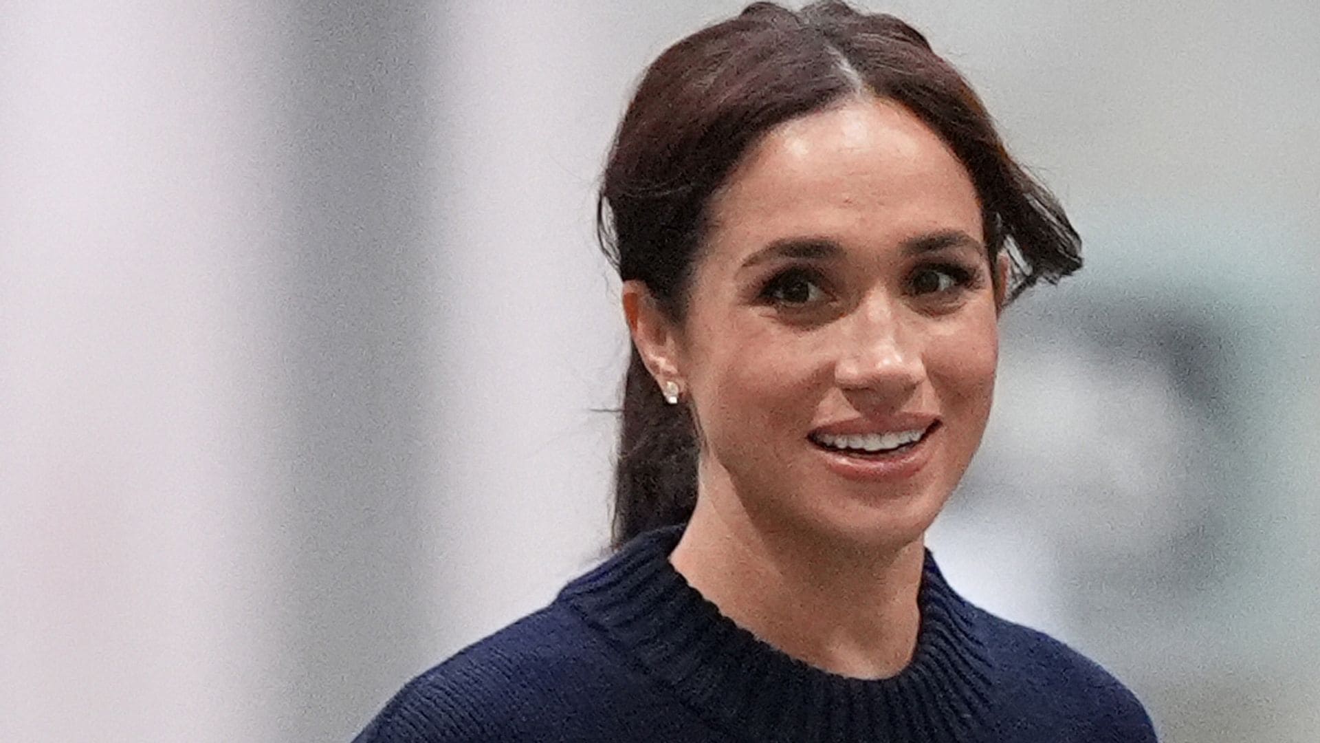 Meghan Markle estrena en Canadá unos modernos vaqueros y recicla sus botines más cómodos