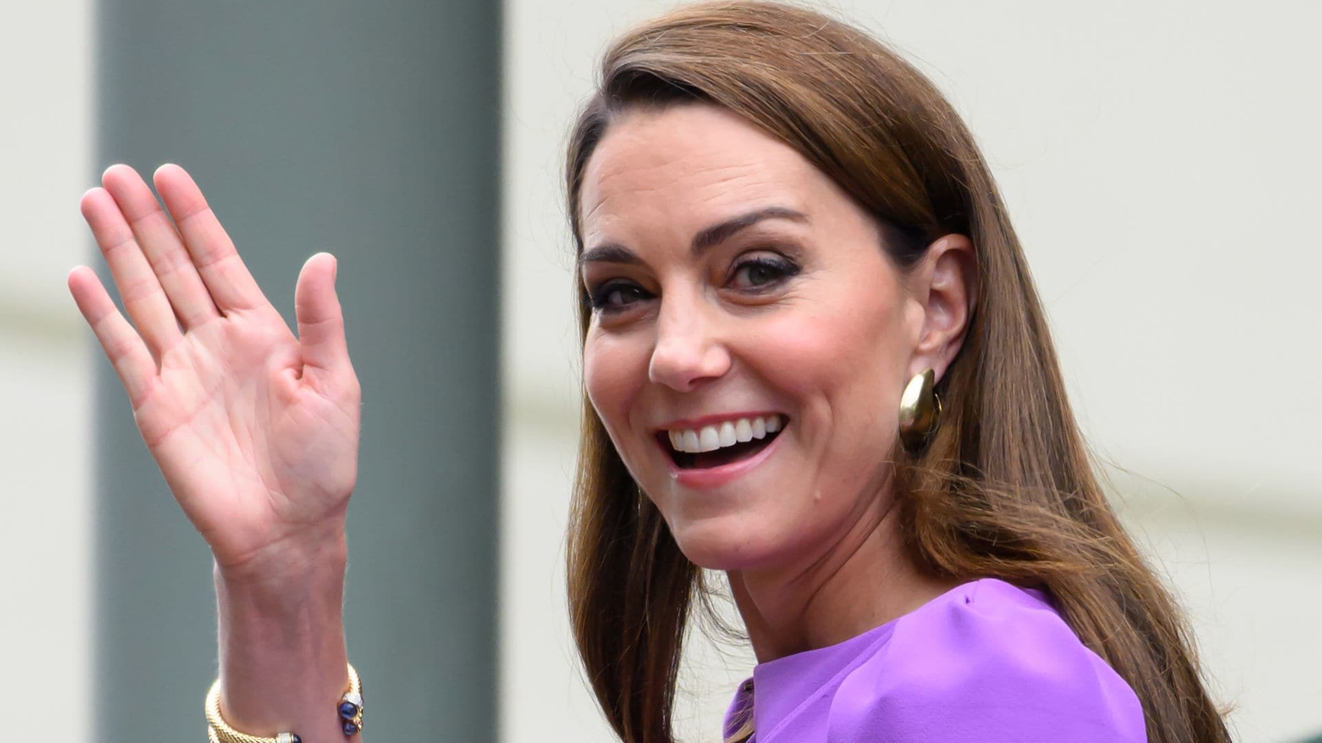 Kate Middleton deslumbra con un vestido morado drapeado, guiño al torneo, y calzado destalonado