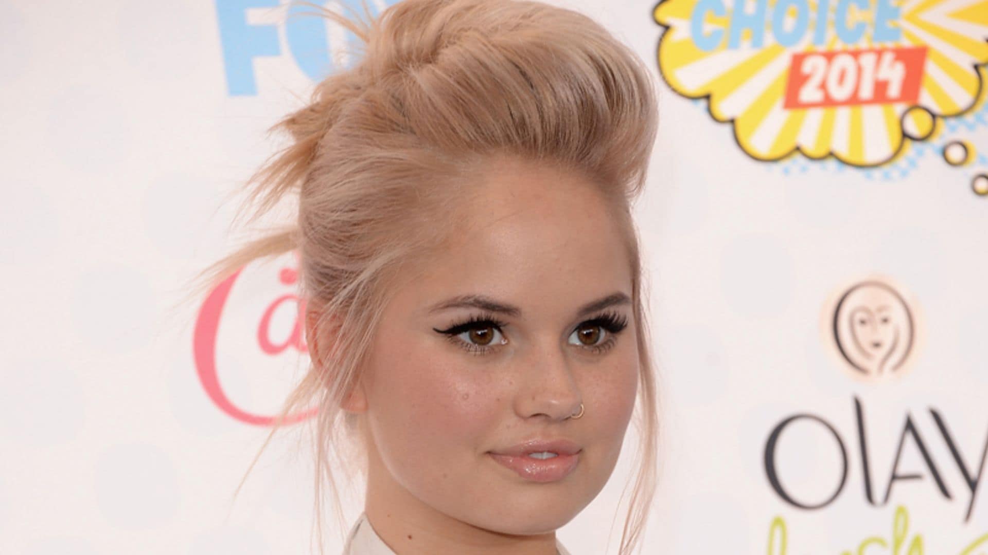 Tres recogidos para tu ‘look’ de invitada inspirados en Debby Ryan