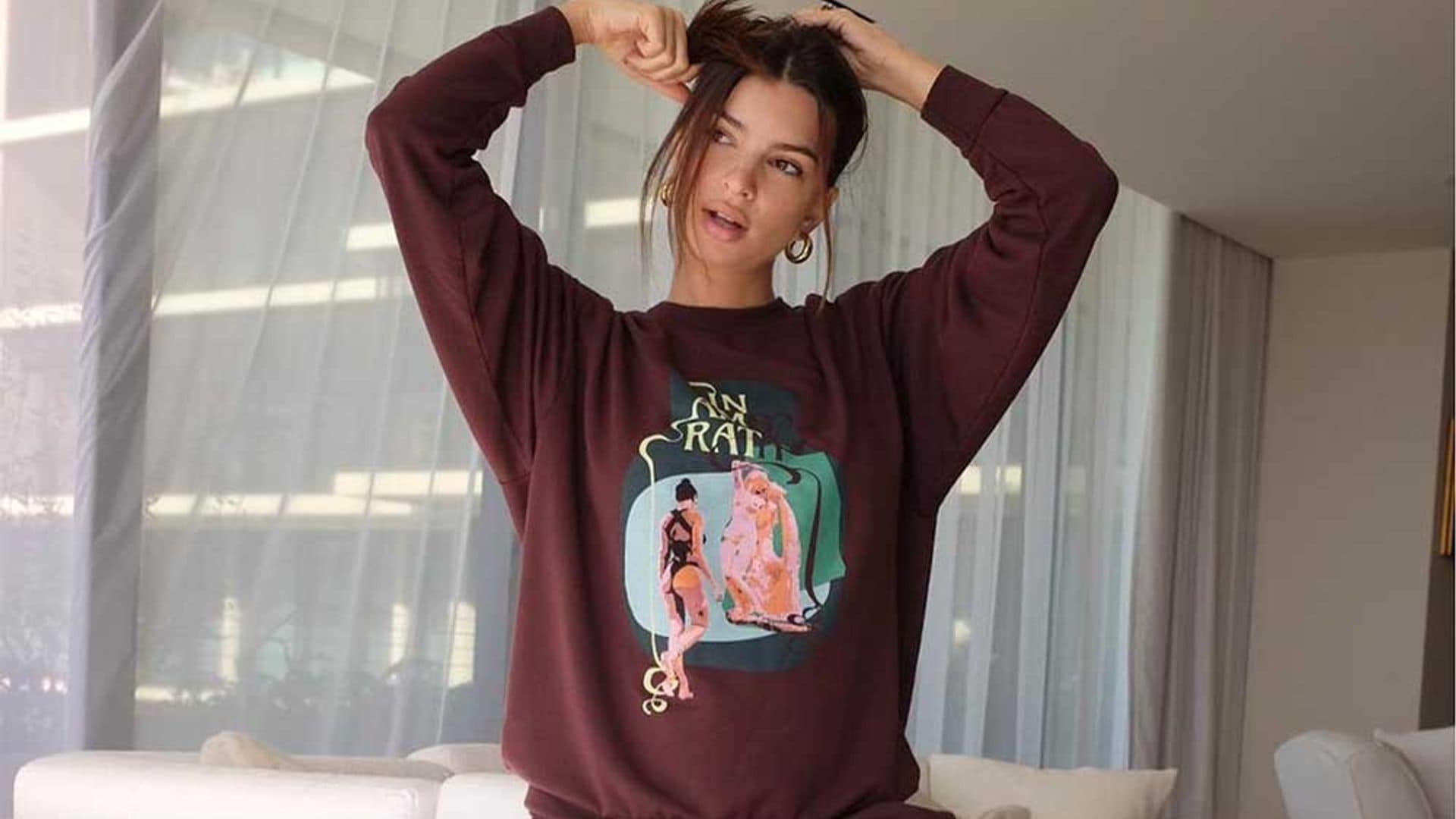 Si quieres invertir en una gabardina para toda la vida, que sea como la de Emily Ratajkowski