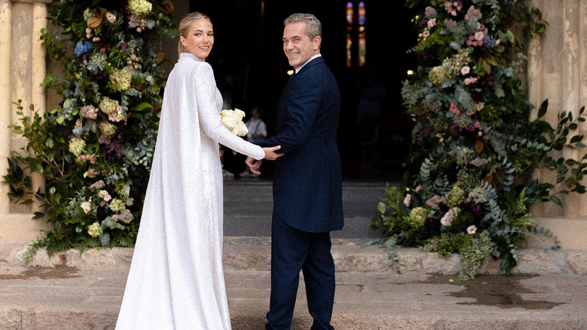 La boda cordobesa de Luisa, la novia del vestido 'glitter' y el ramo de rosas