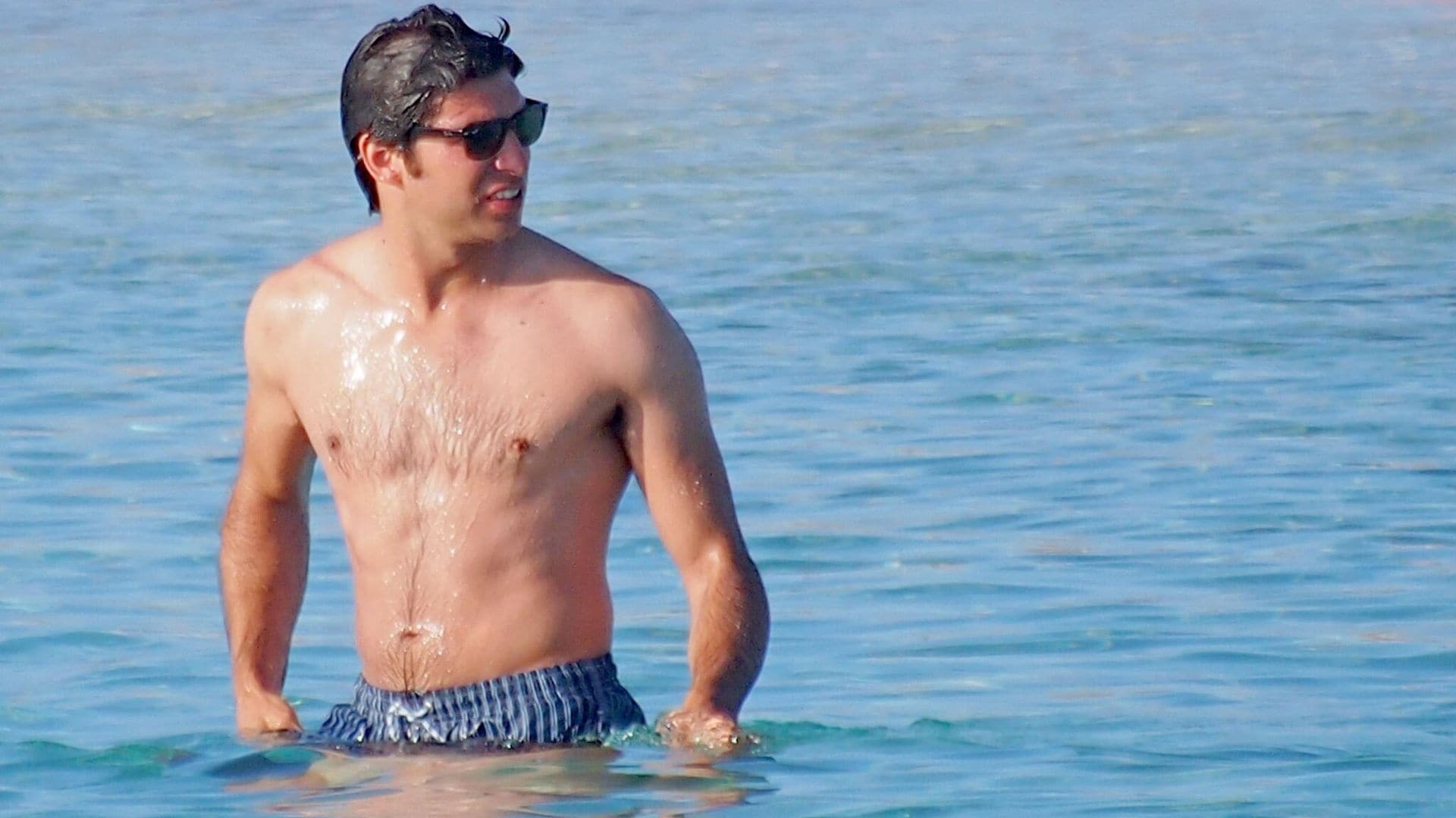 Cayetano Rivera, muy torero en traje de baño en las playas gaditanas