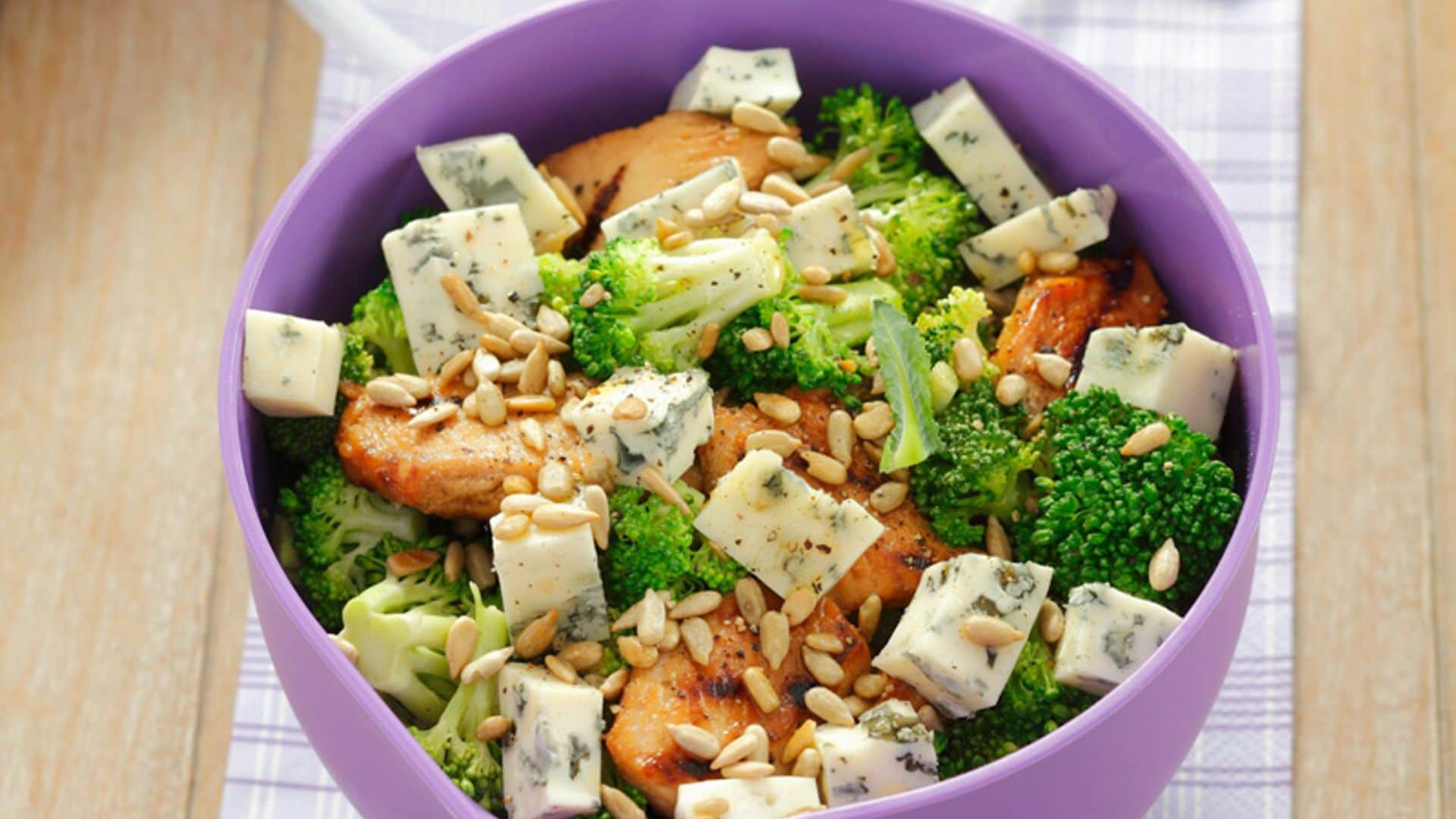 Ensalada de pollo, calabaza y brócoli con queso azul