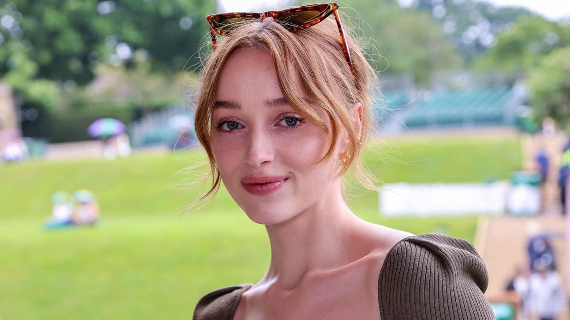 De 'Los Bridgerton' a favorita de la industria de la belleza: la nueva vida de Phoebe Dynevor