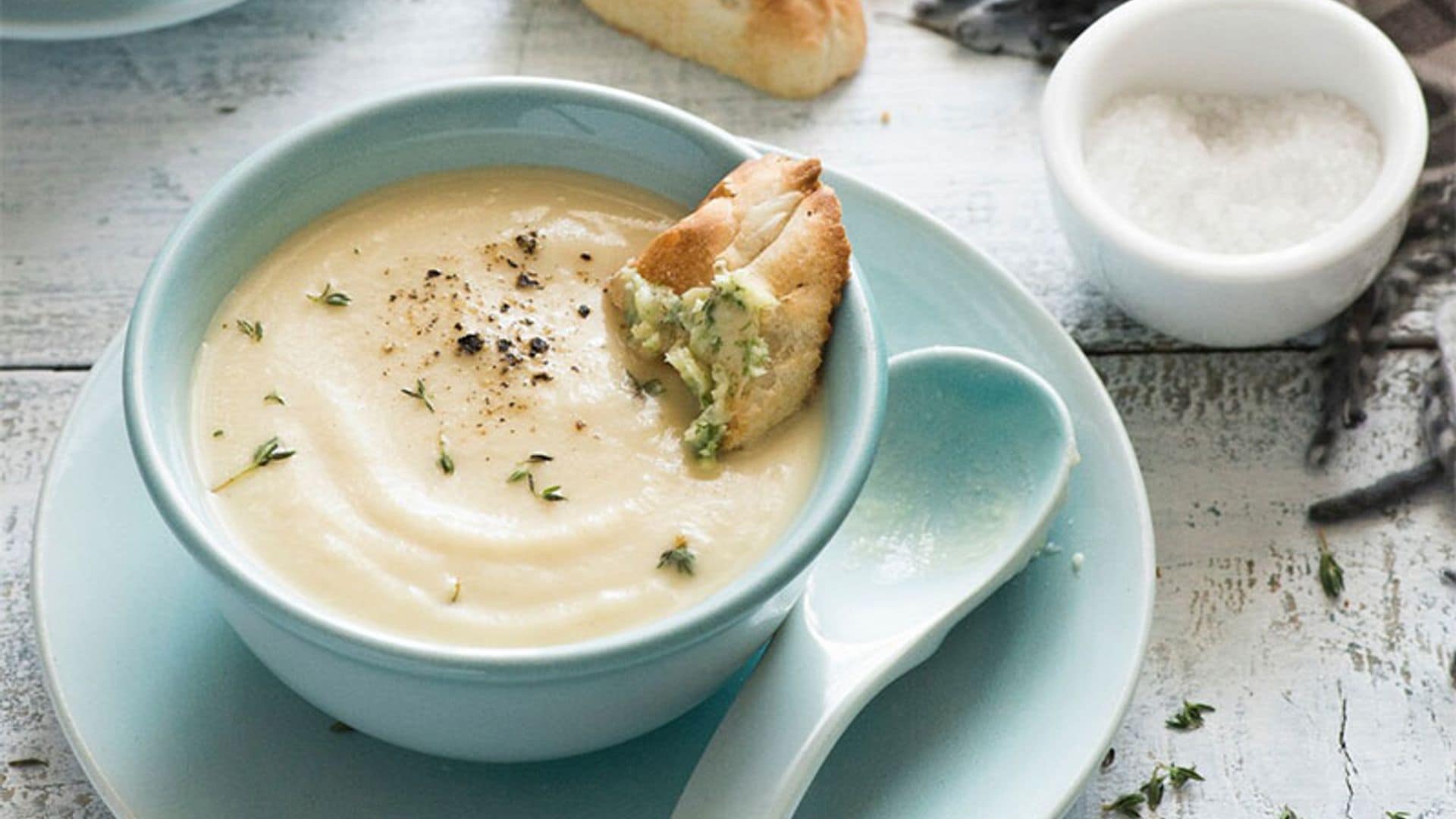 Crema de coliflor con cominos y tostada con mantequilla de ajo