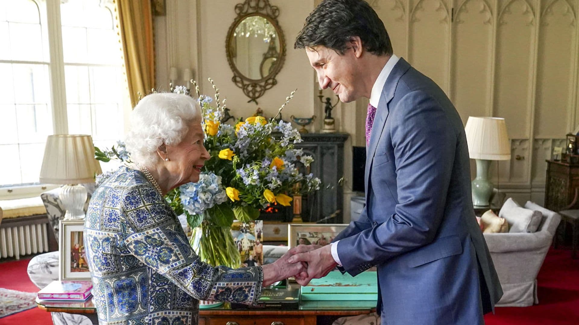 La reina Isabel, muy recuperada y con una gran sonrisa, en su primer acto público tras superar el covid