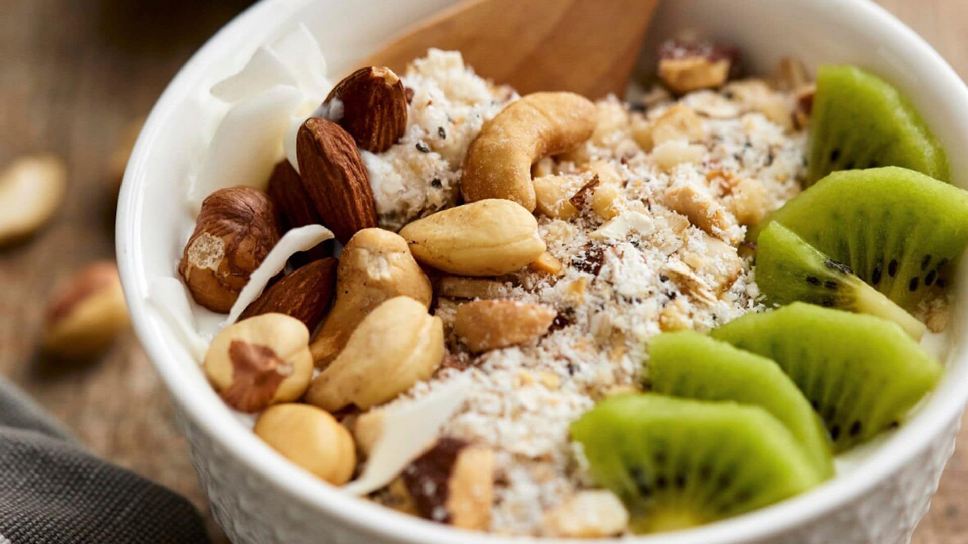 'Bowl' de kiwi, frutos secos y yogur