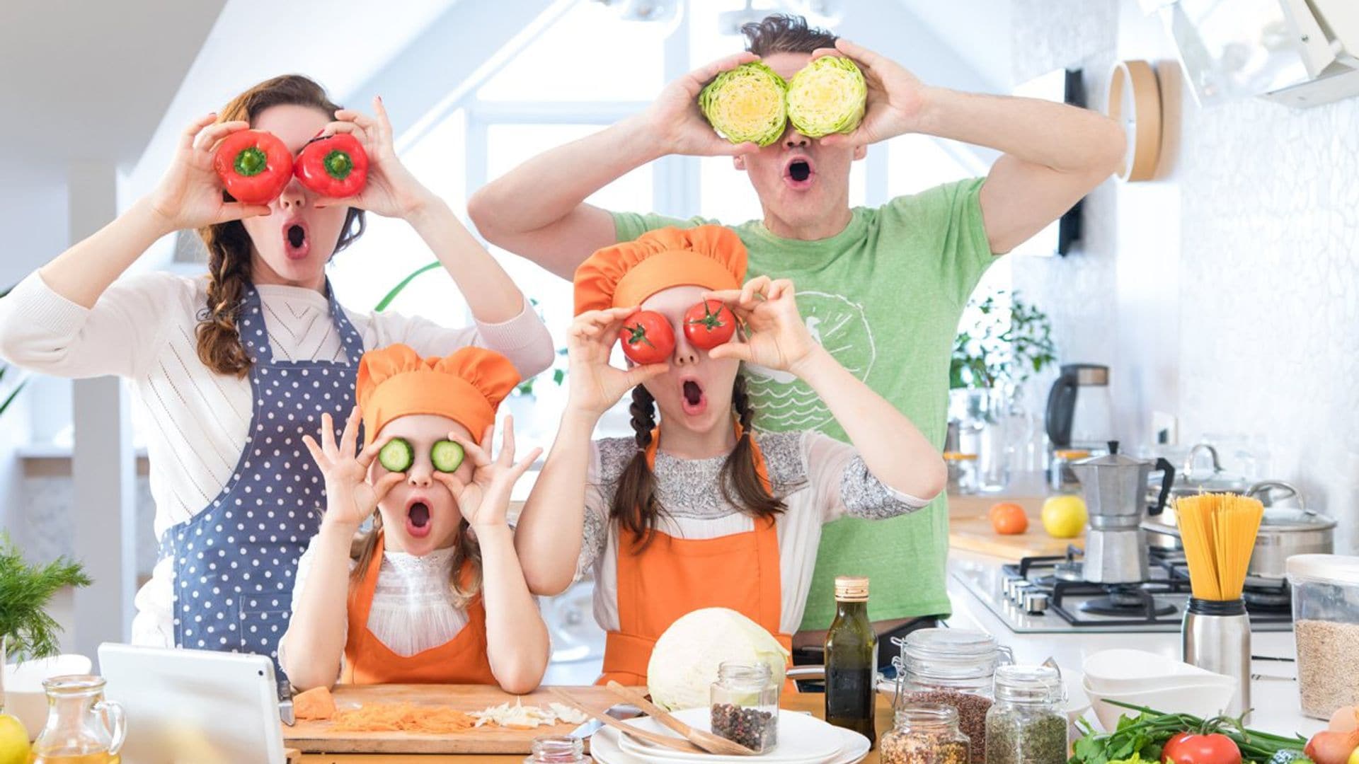 Cocina con tus hijos y diviértete entre fogones con estos libros y utensilios