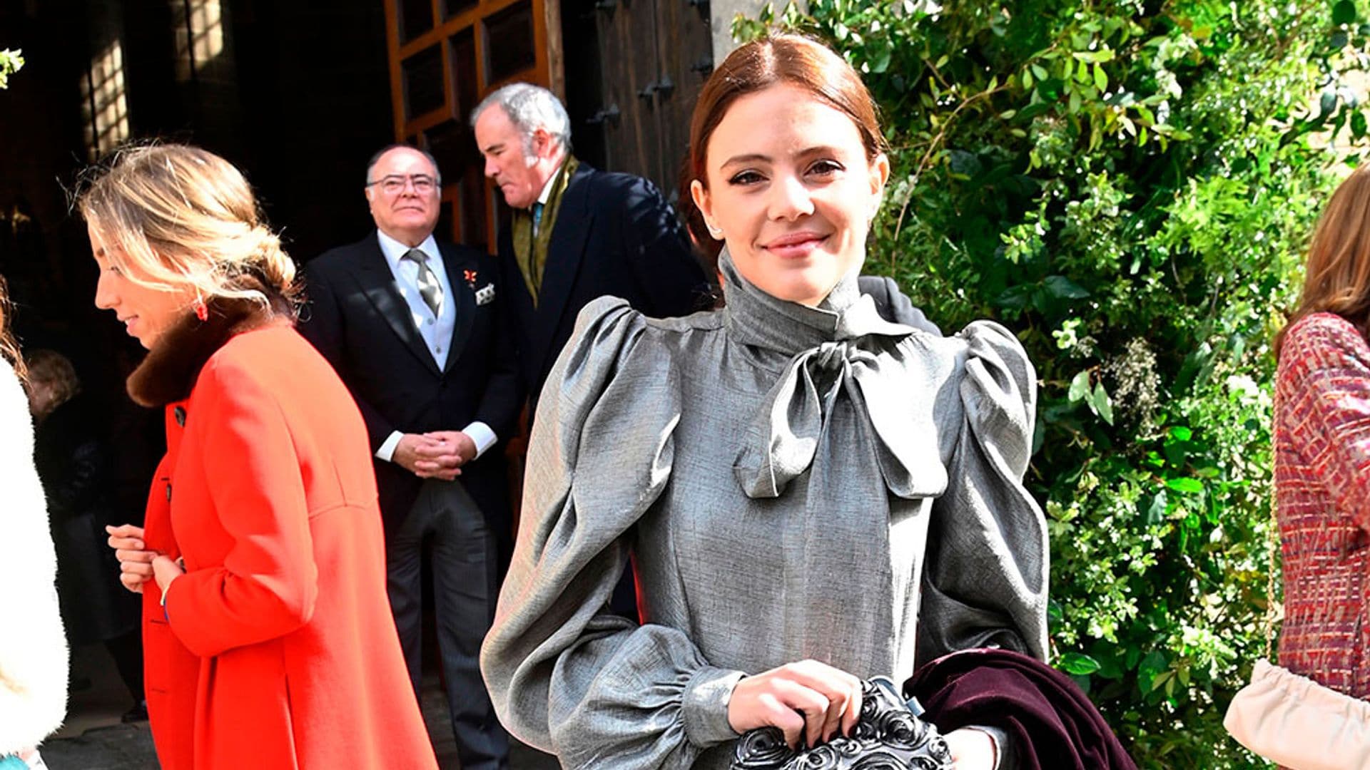 El look de Isabel Hernáez en la boda de Ana Sainz, pura inspiración para eventos de invierno