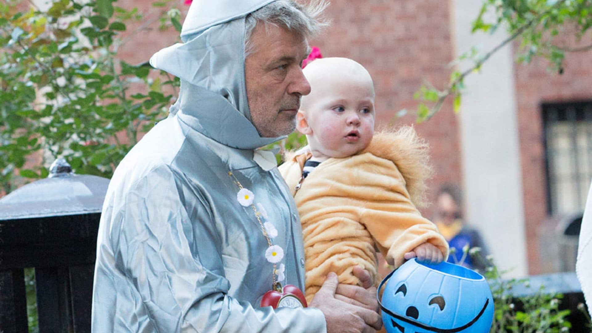 Alec Baldwin, caracterizado como 'el Hombre de Hojalata', viaja a ‘Ciudad Esmeralda’ con su familia por Halloween