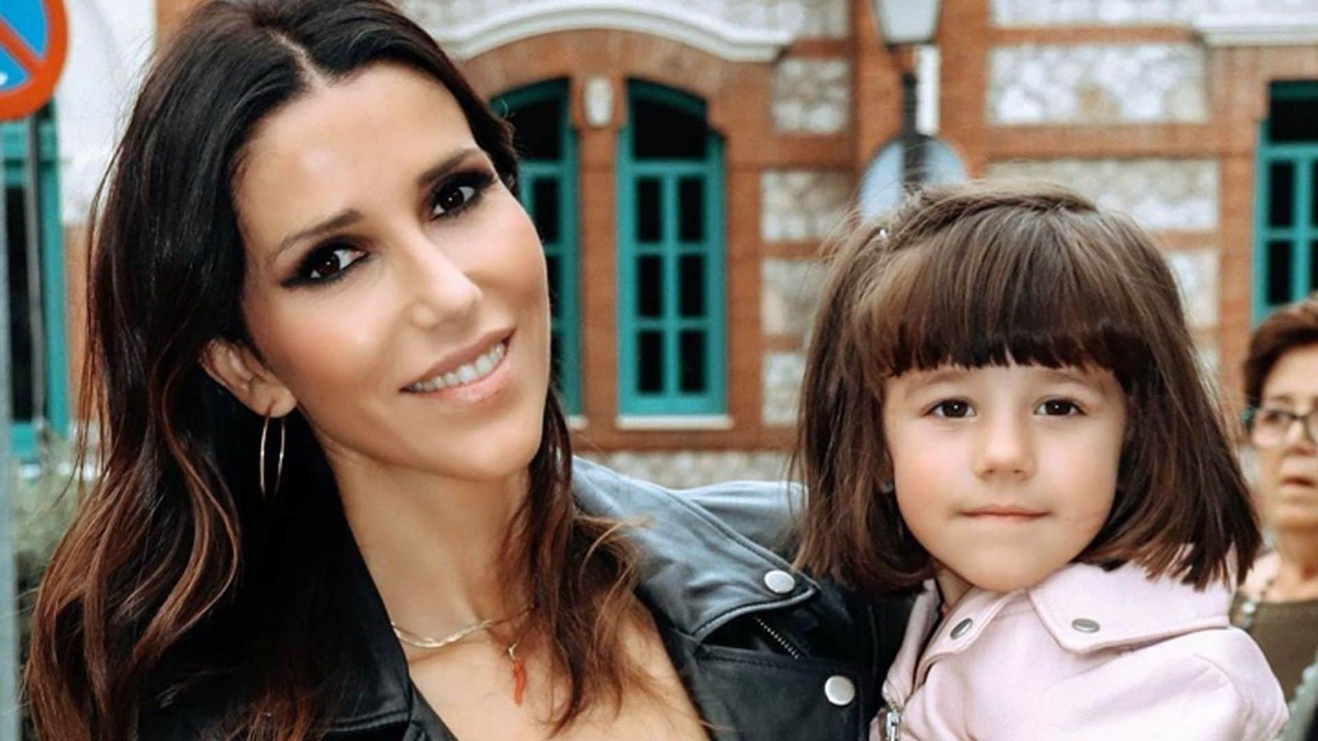 Nika vuelve a los escenarios tras más de tres años con el apoyo de su fan más incondicional: su hija