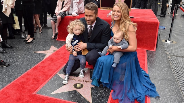 blake lively con sus hijas acompa ando a ryan reynolds en la ceremonia de su estrella en el paseo de la fama de hollywood