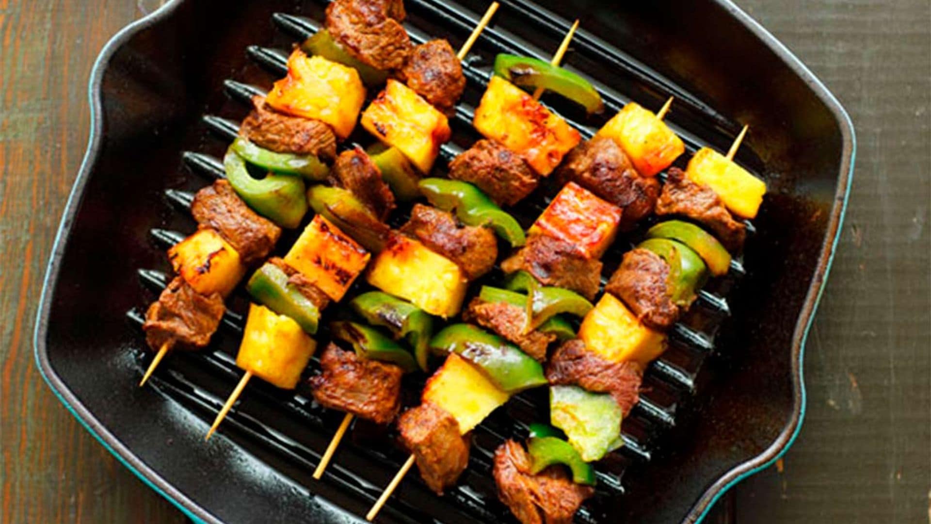 Brochetas de cerdo adobado con piña y pimiento