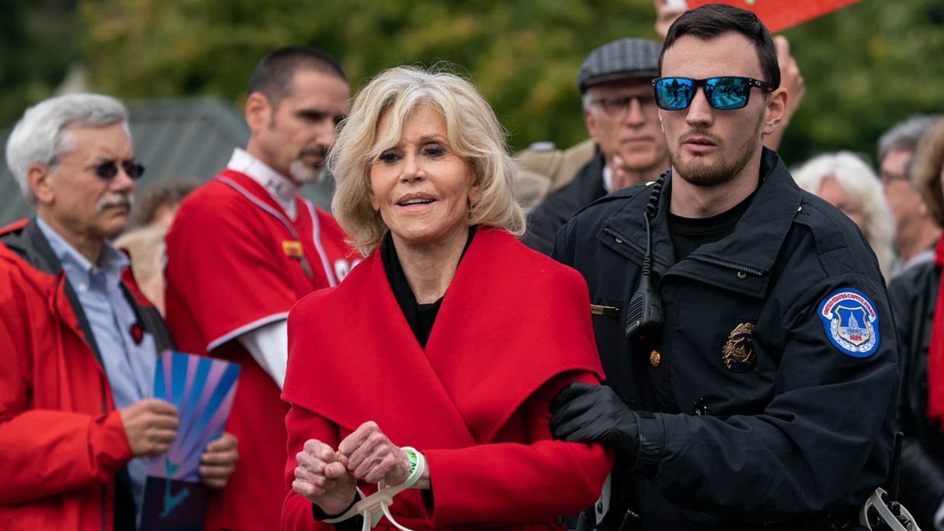 Jane Fonda anuncia que su famoso abrigo rojo 'de los arrestos' será la última prenda que comprará