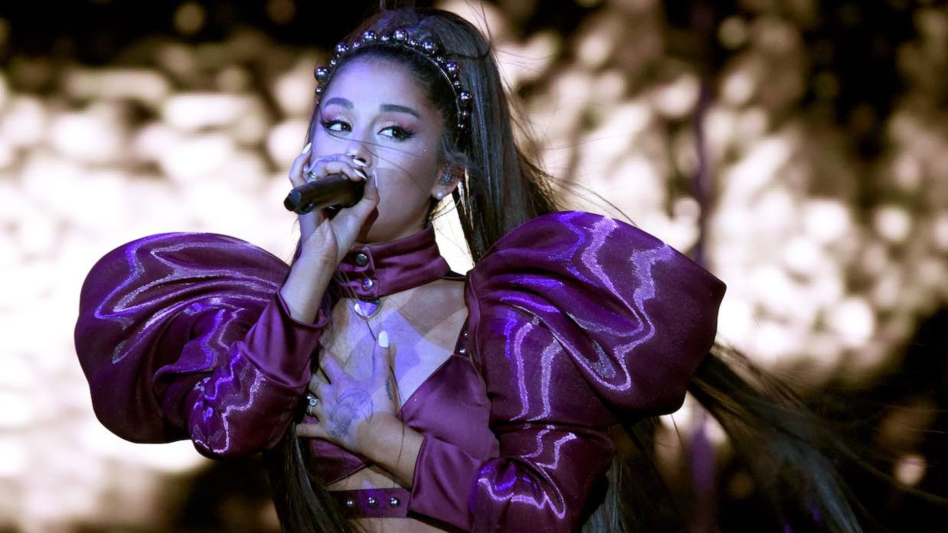 Ariana Grande junta moda y música en 'In my head'