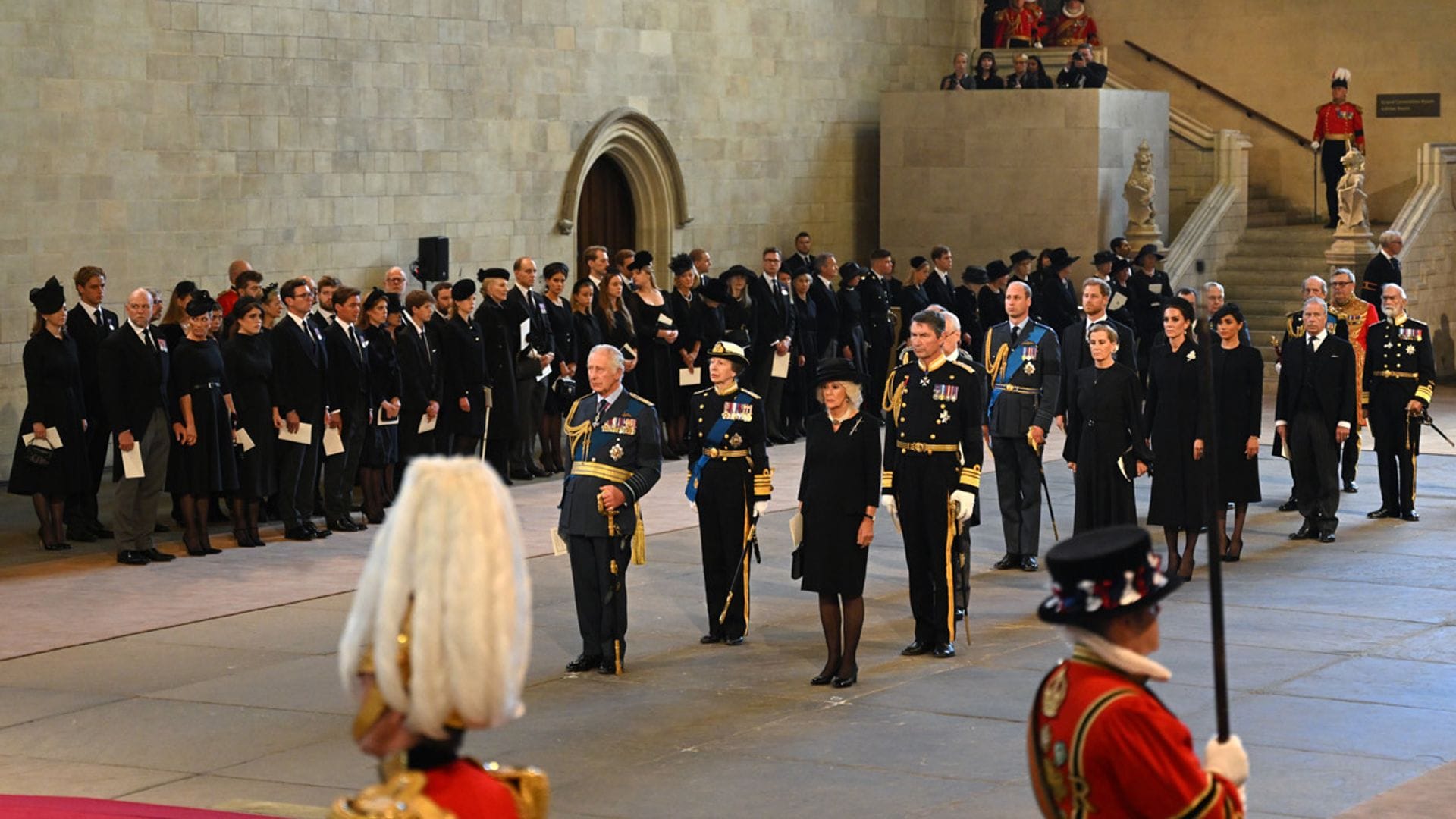 Mucha tristeza y hasta un desmayo: los Windsor en la capilla ardiente de Isabel II