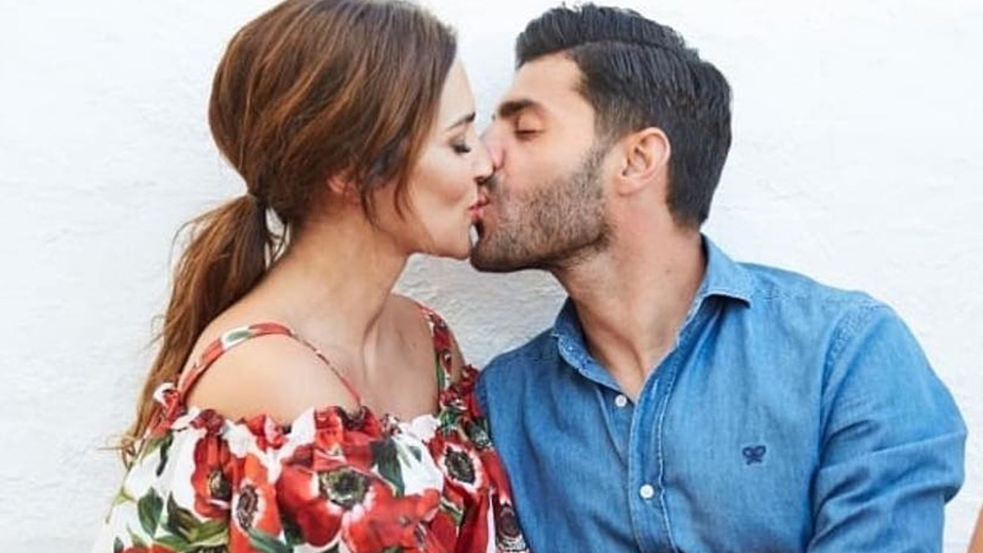 Las 'celebrities' inundan las redes sociales de besos... ¿sabes por qué?