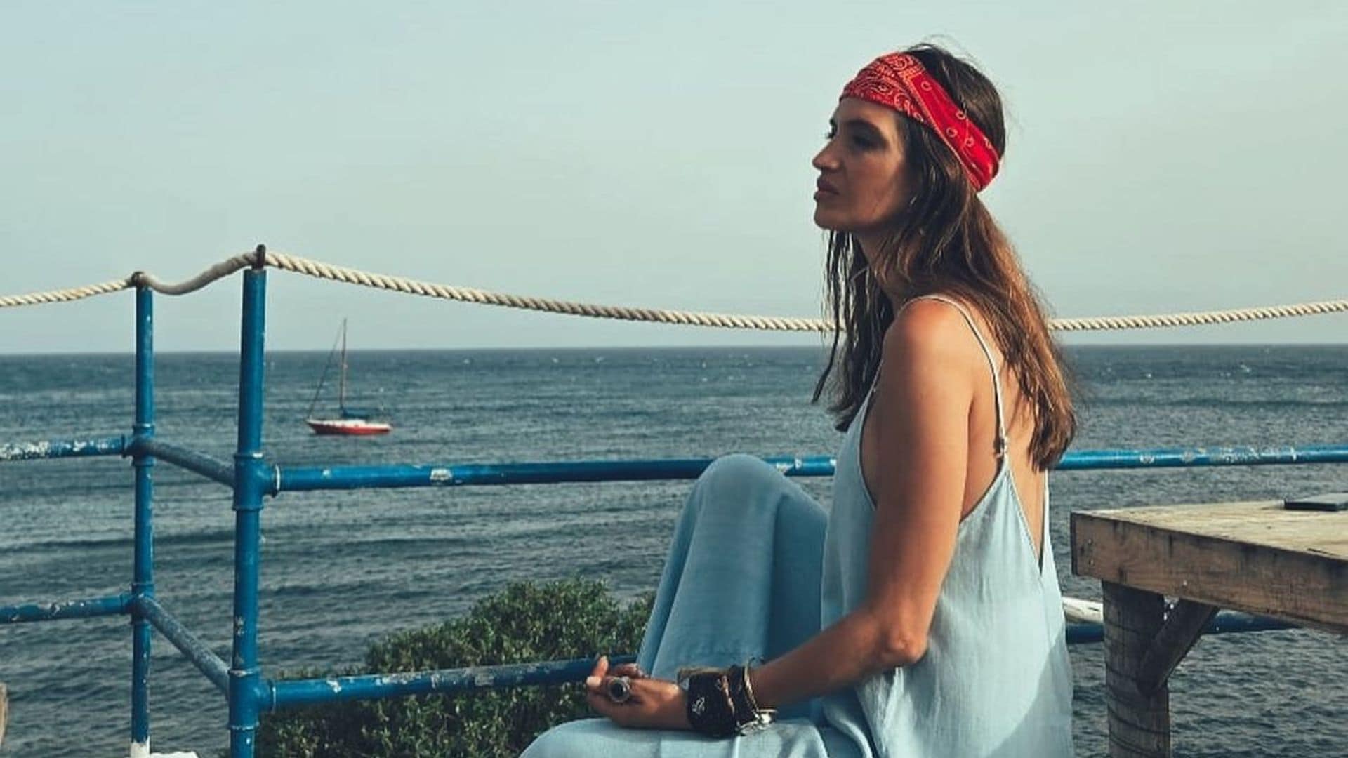 El look ‘boho’ con el que Sara Carbonero ha recorrido Almería: vestido holgado de Zara y pañuelo en la cabeza