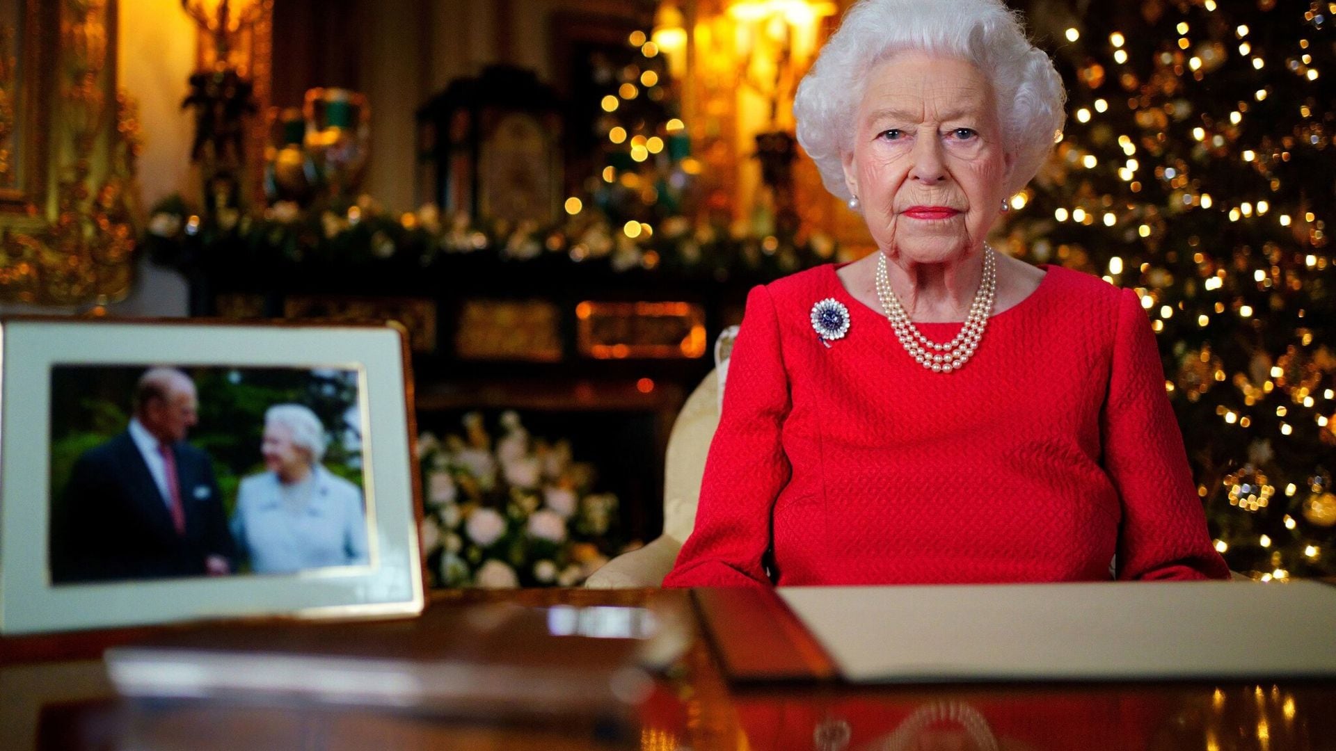 La Reina de Inglaterra despide el año más triste de su vida con su discurso más honesto y emotivo