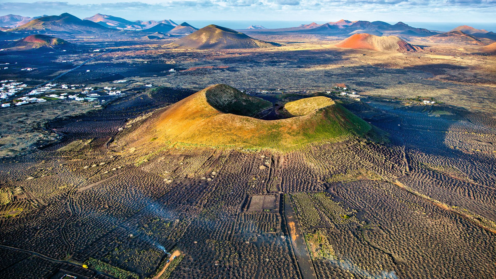 Timanfaya y La Geria, una ruta por Lanzarote más allá de sus playas