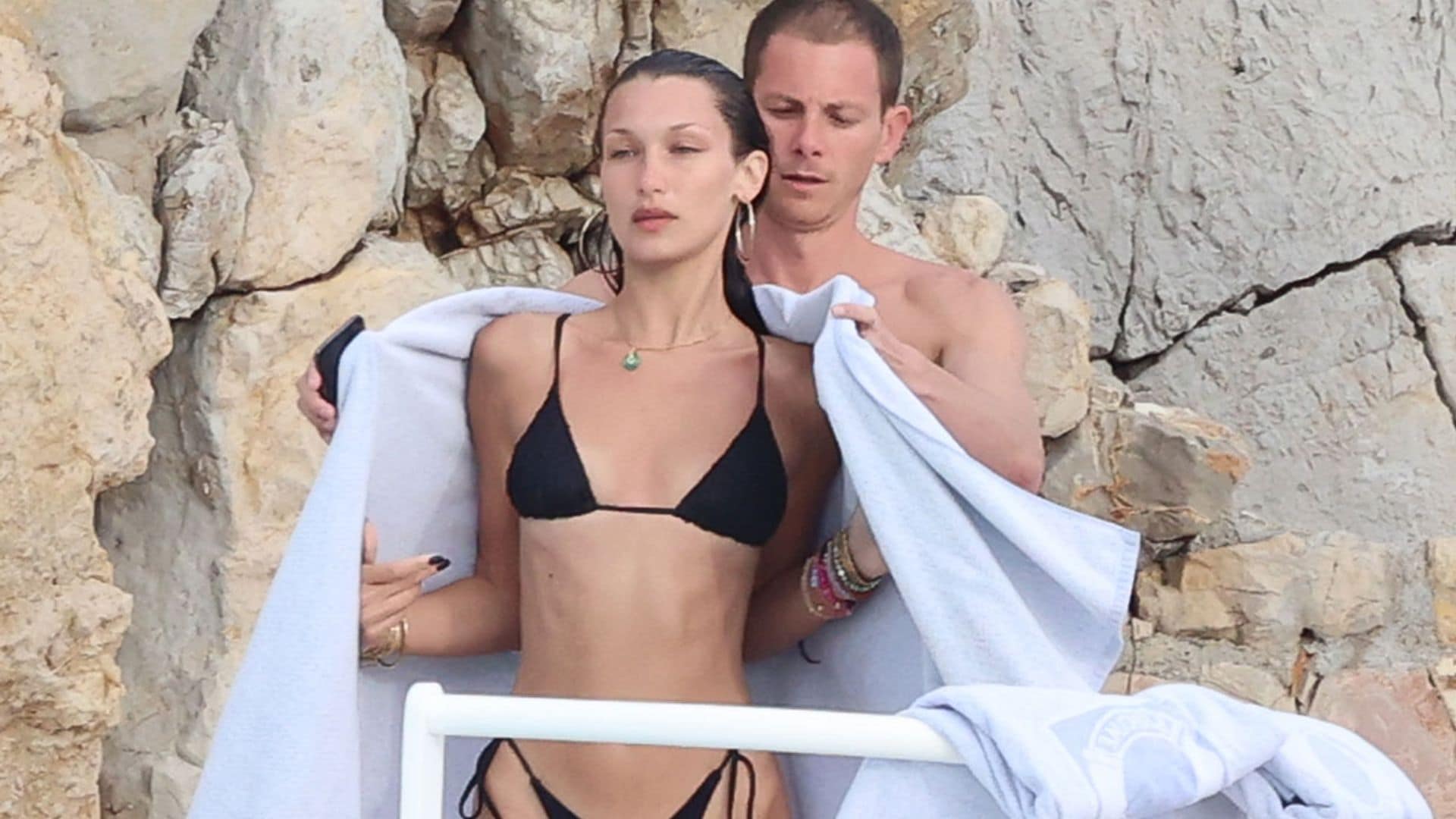 Bella Hadid se relaja con su novio en la costa francesa tras ser viral en Cannes