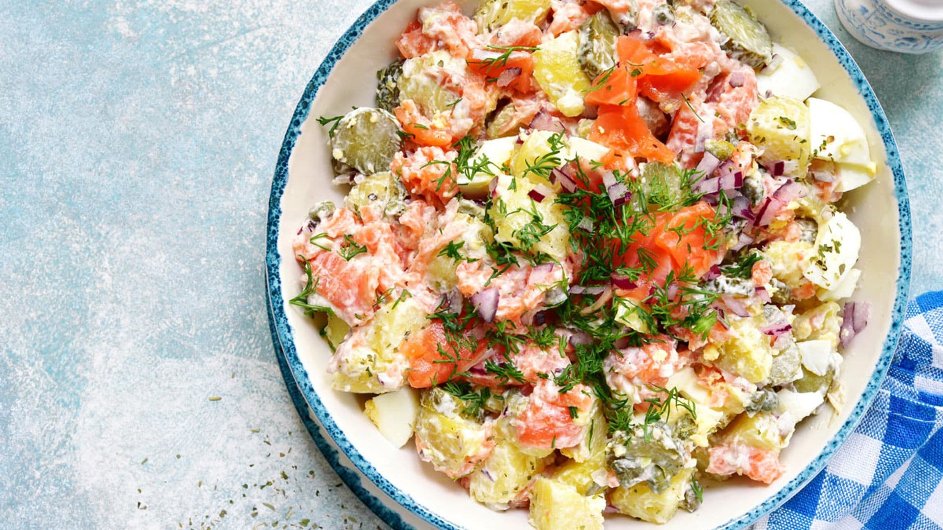 Ensalada de patata, salmón ahumado y pepinillos