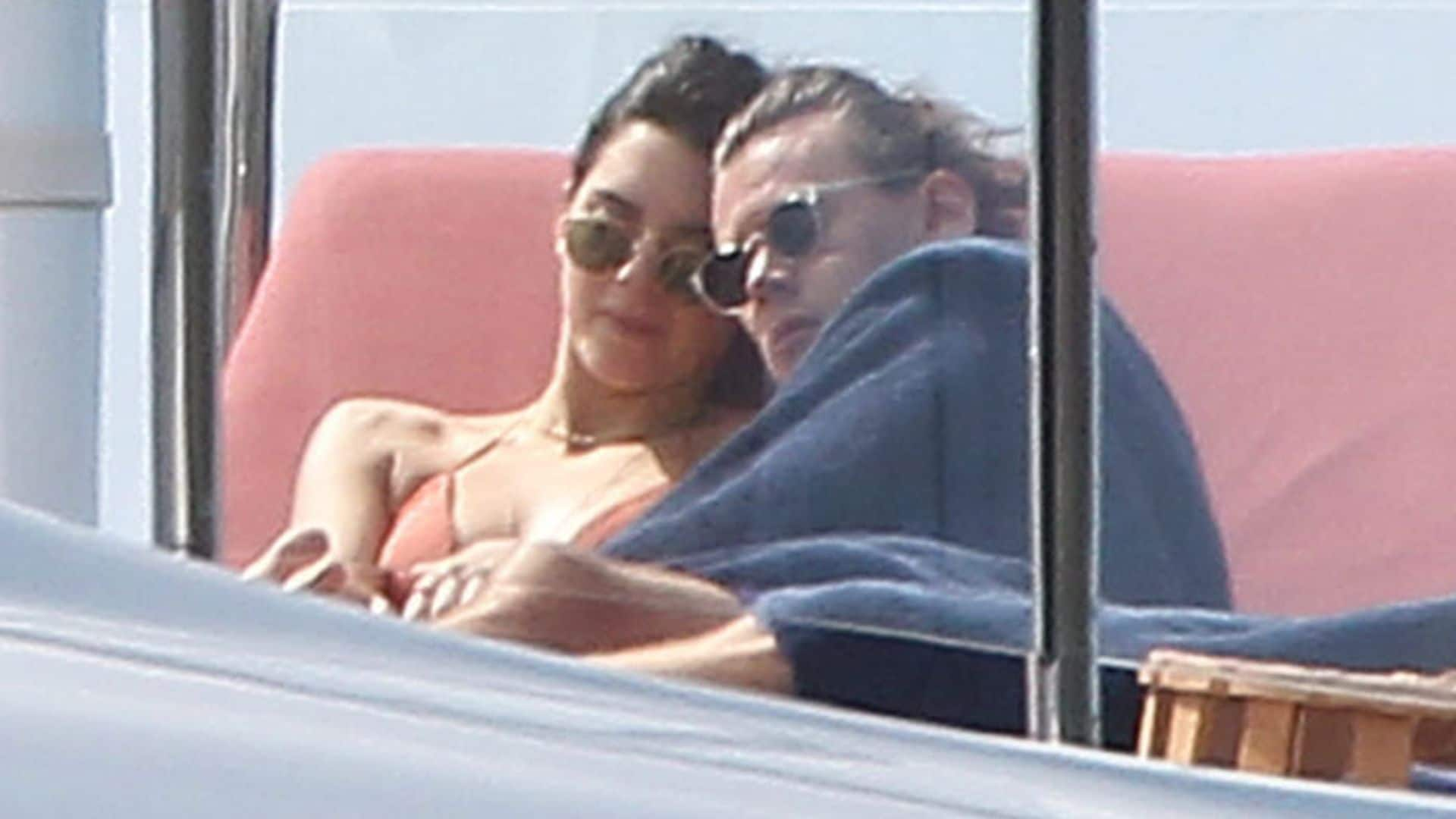 Besos y abrazos en un yate... con sus madres a bordo: ¡Kendall Jenner y Harry Styles han vuelto!