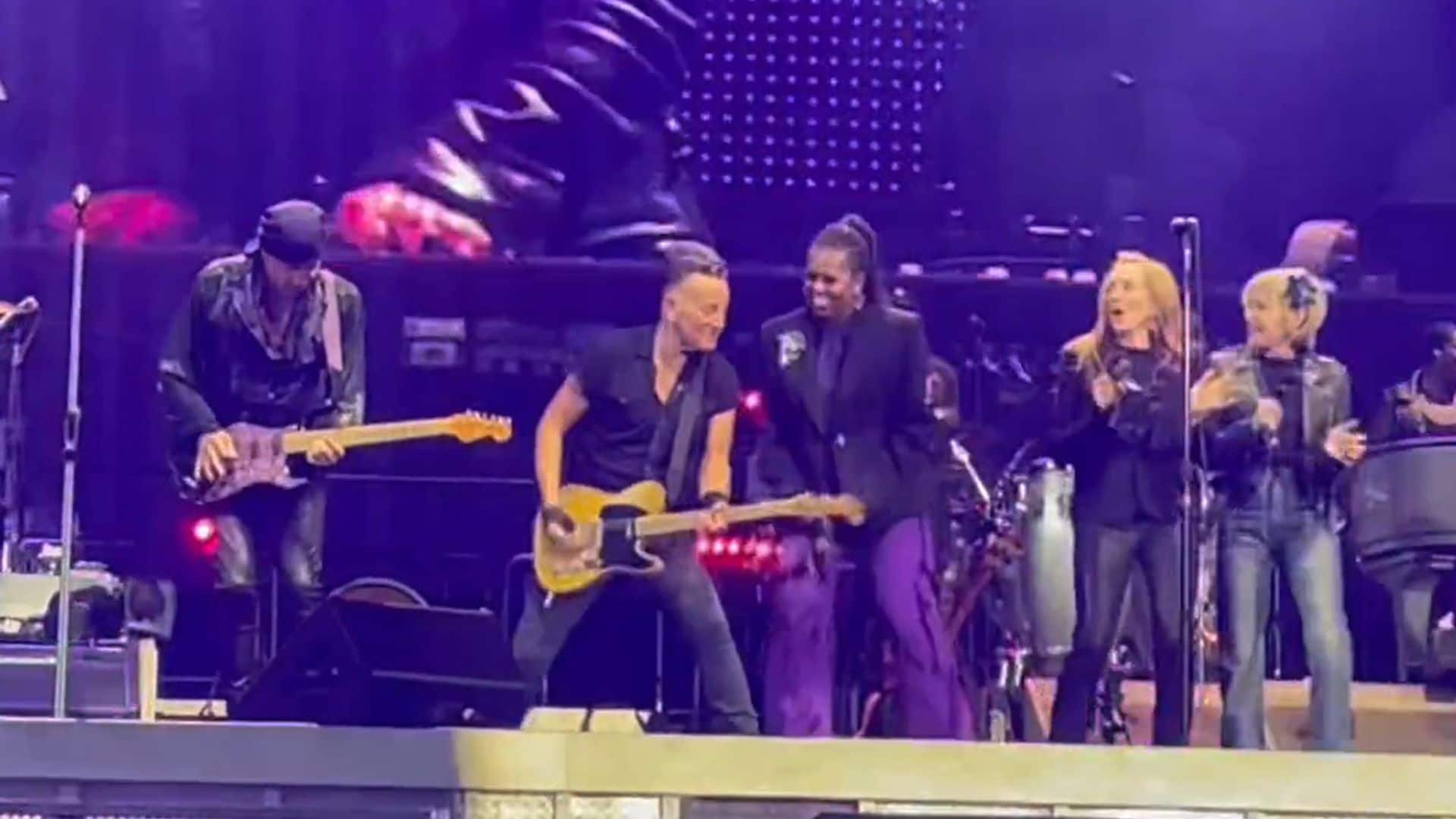 No te pierdas a Michelle Obama cantando y bailando con Bruce Springsteen en su concierto de Barcelona