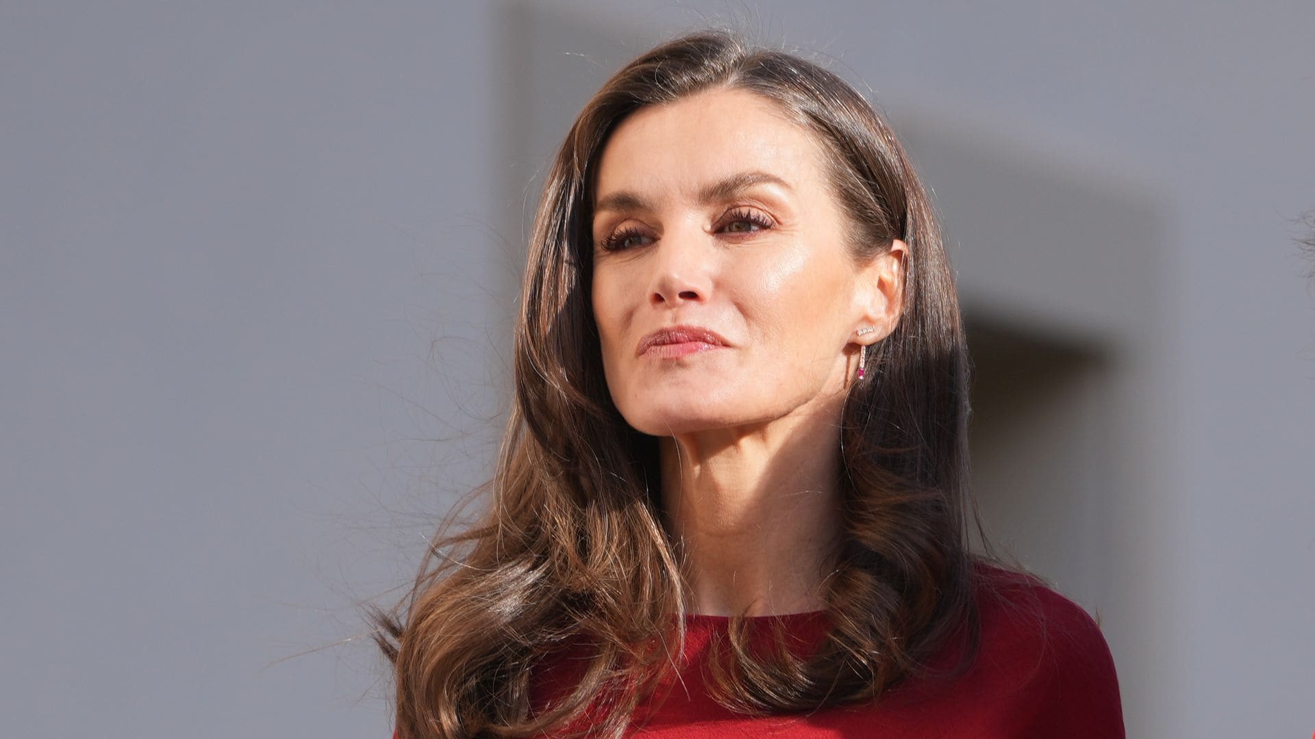 La reina Letizia reinventa su vestido de punto rojo con un accesorio clave y favorecedor