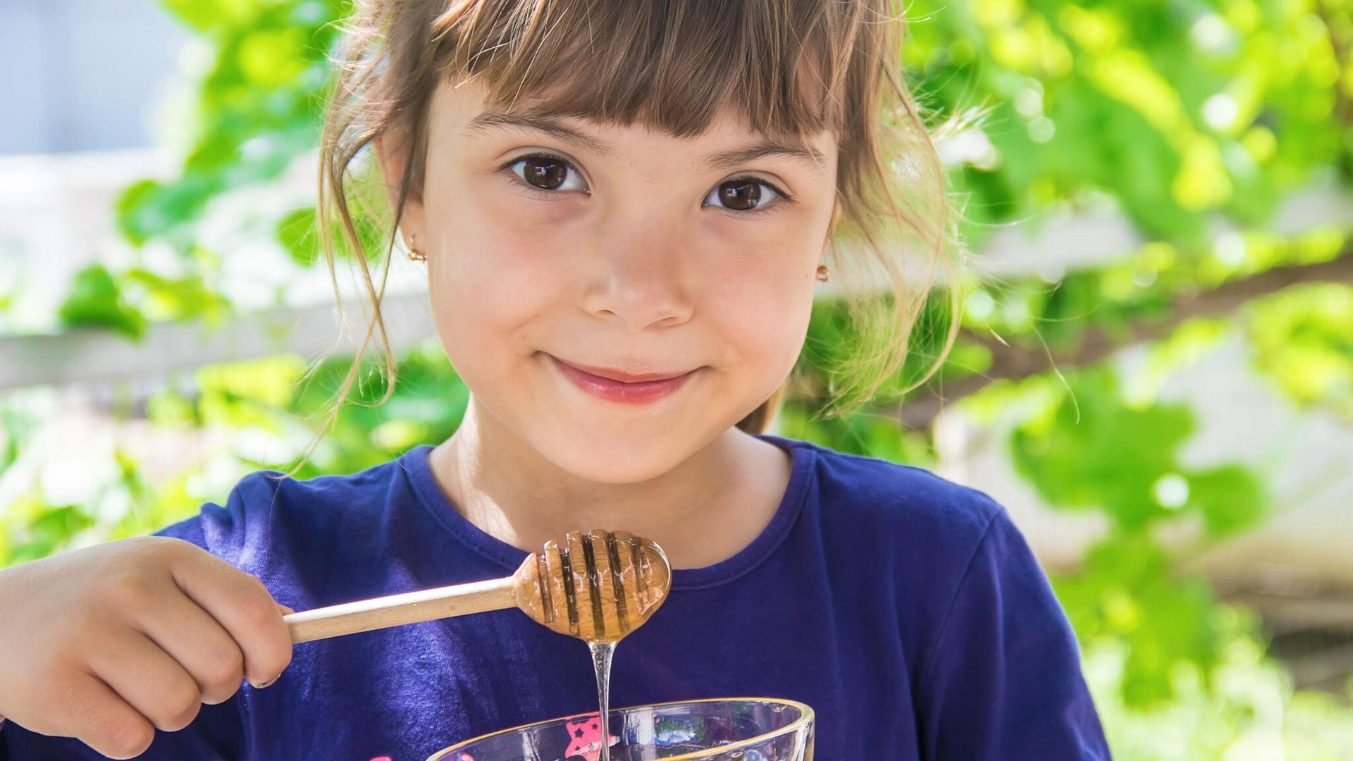 ¿Cómo afecta el botulismo a los niños y por qué se relaciona con la miel?