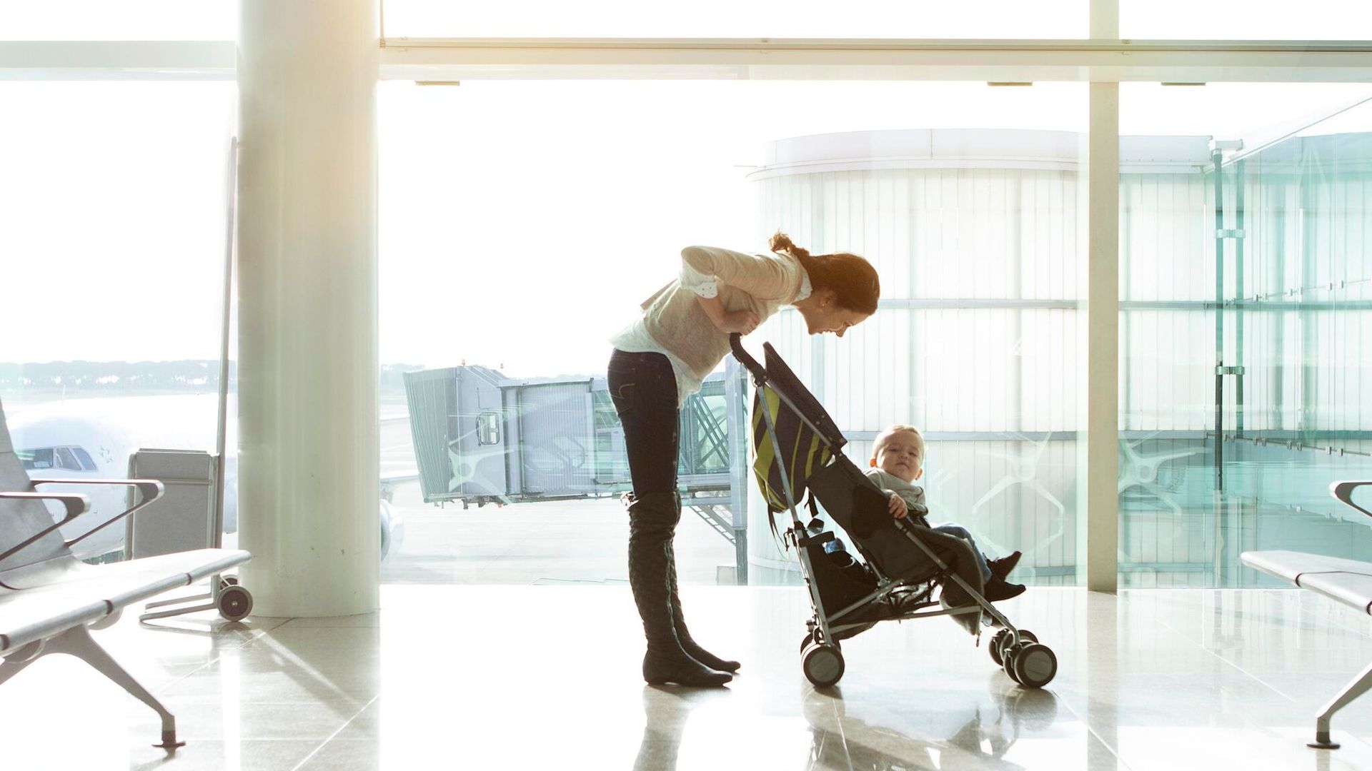 ¿Sabes cómo elegir el carrito de tu bebé para viajar este verano?