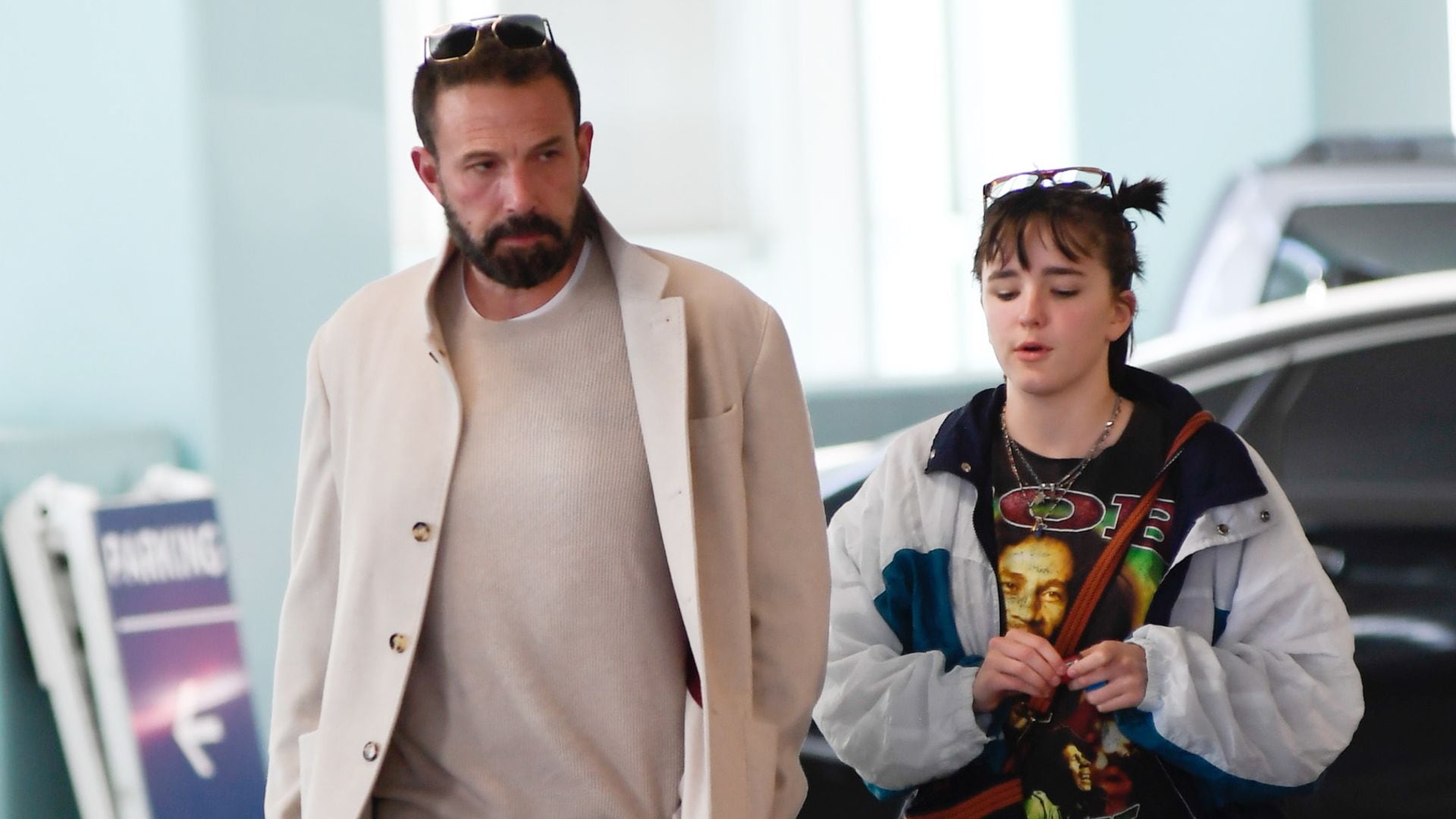 Junto a Ben Affleck, Fin muestra su nuevo y divertido look en una reciente salida juntos