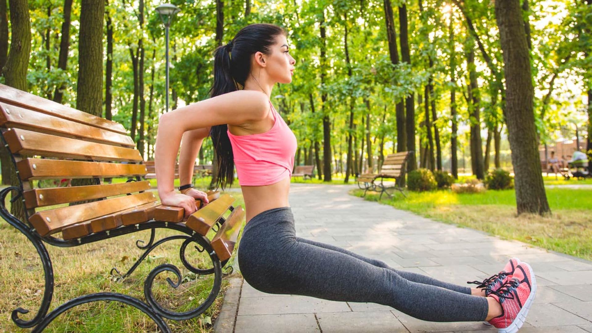 10 ejercicios para ponerte en forma en los que solo necesitas un banco del parque
