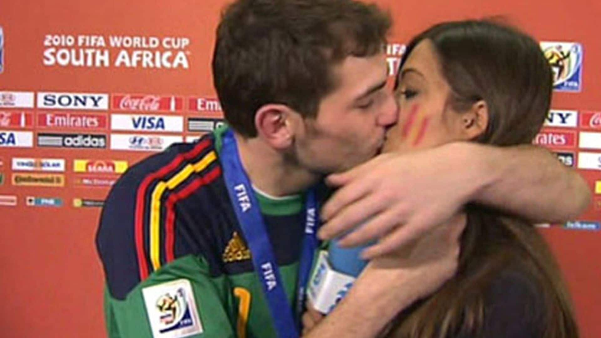 Siete años después del Mundial de Sudáfrica, recopilamos los mejores besos de Iker y Sara