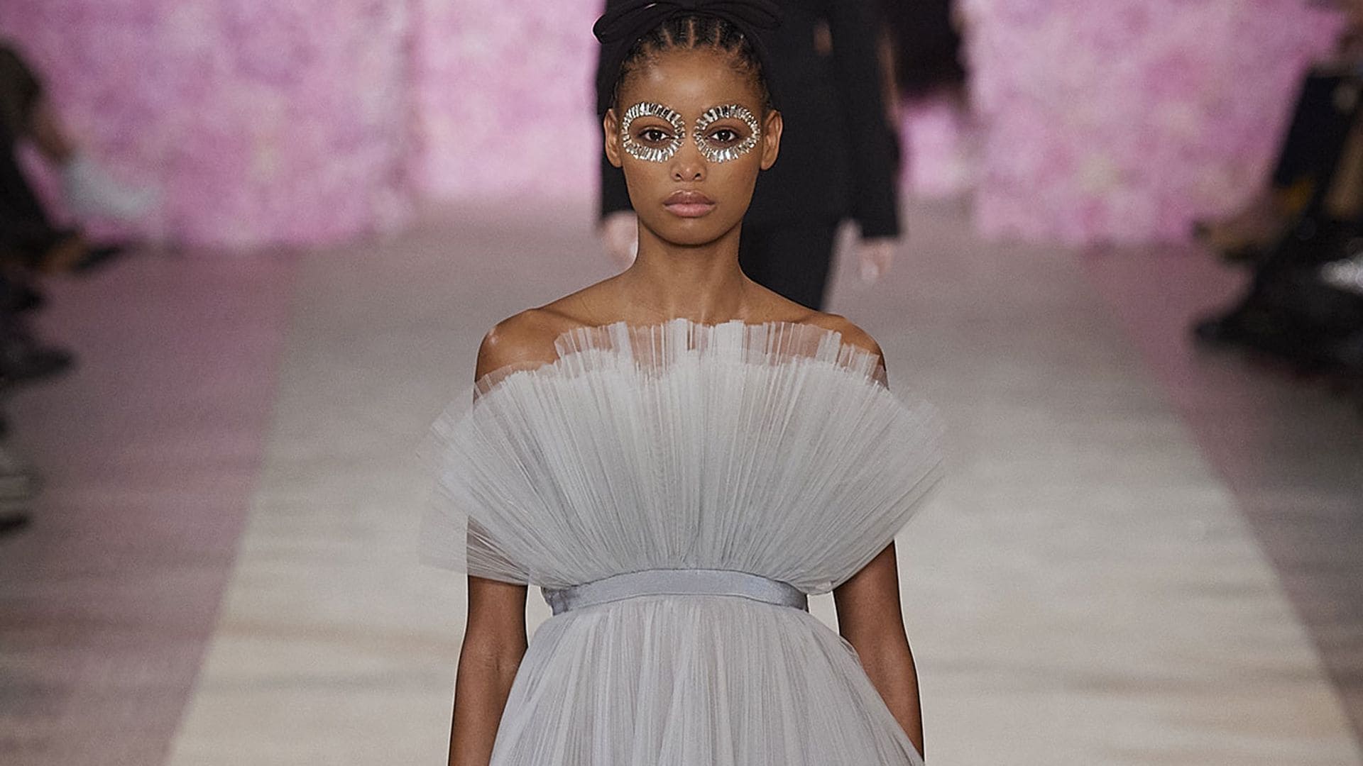 Plumas, tul y 'tweed': Los looks de Giambattista Valli con vocación de alfombra roja